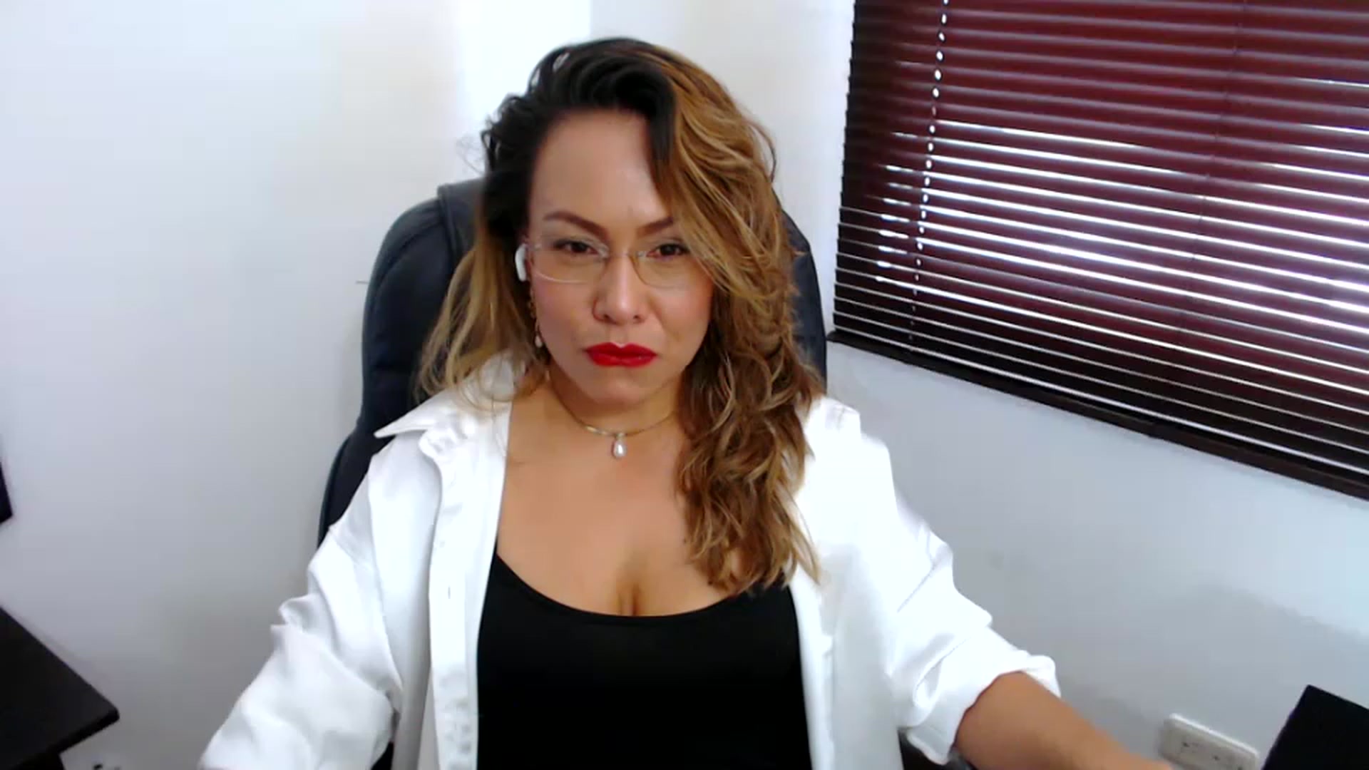 Gallery image thumbnail from office_secret's myfreecams stream on, 03/16/2023, 19:28 image 9 of 20