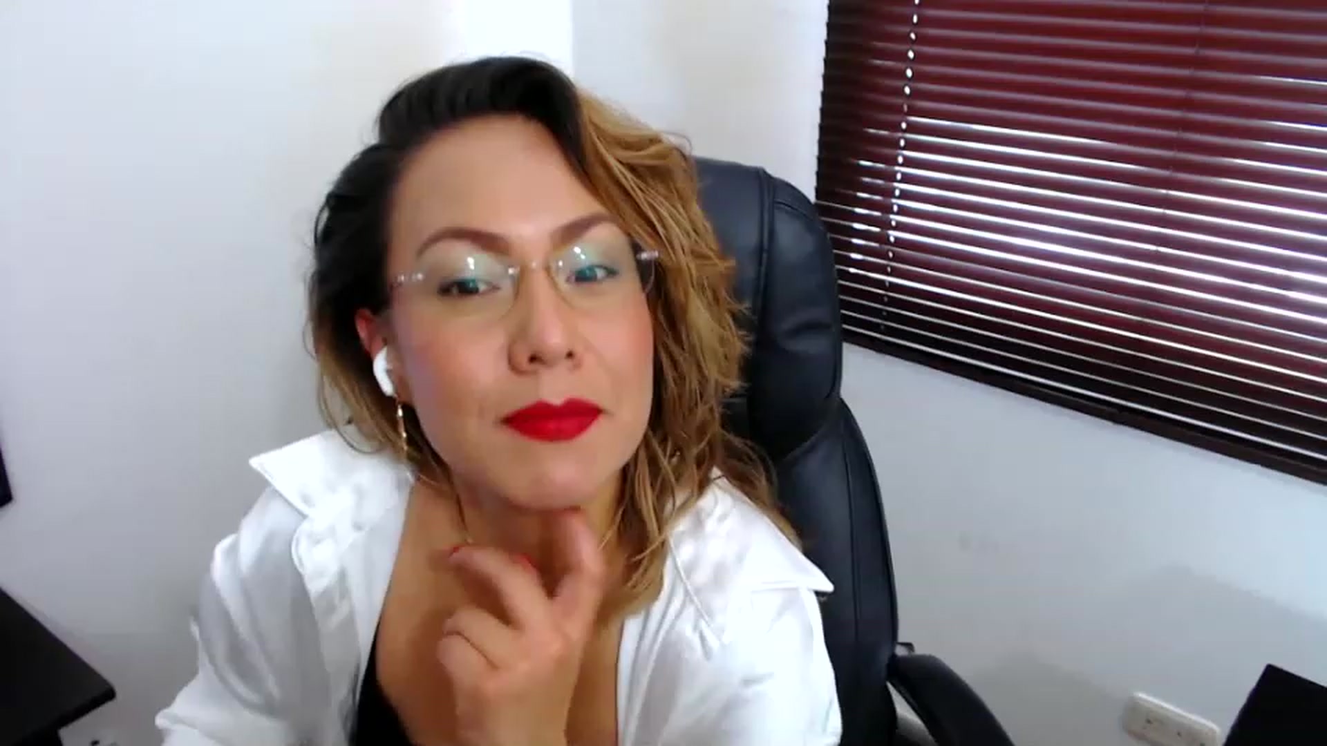 Gallery image thumbnail from office_secret's myfreecams stream on, 03/16/2023, 19:28 image 10 of 20
