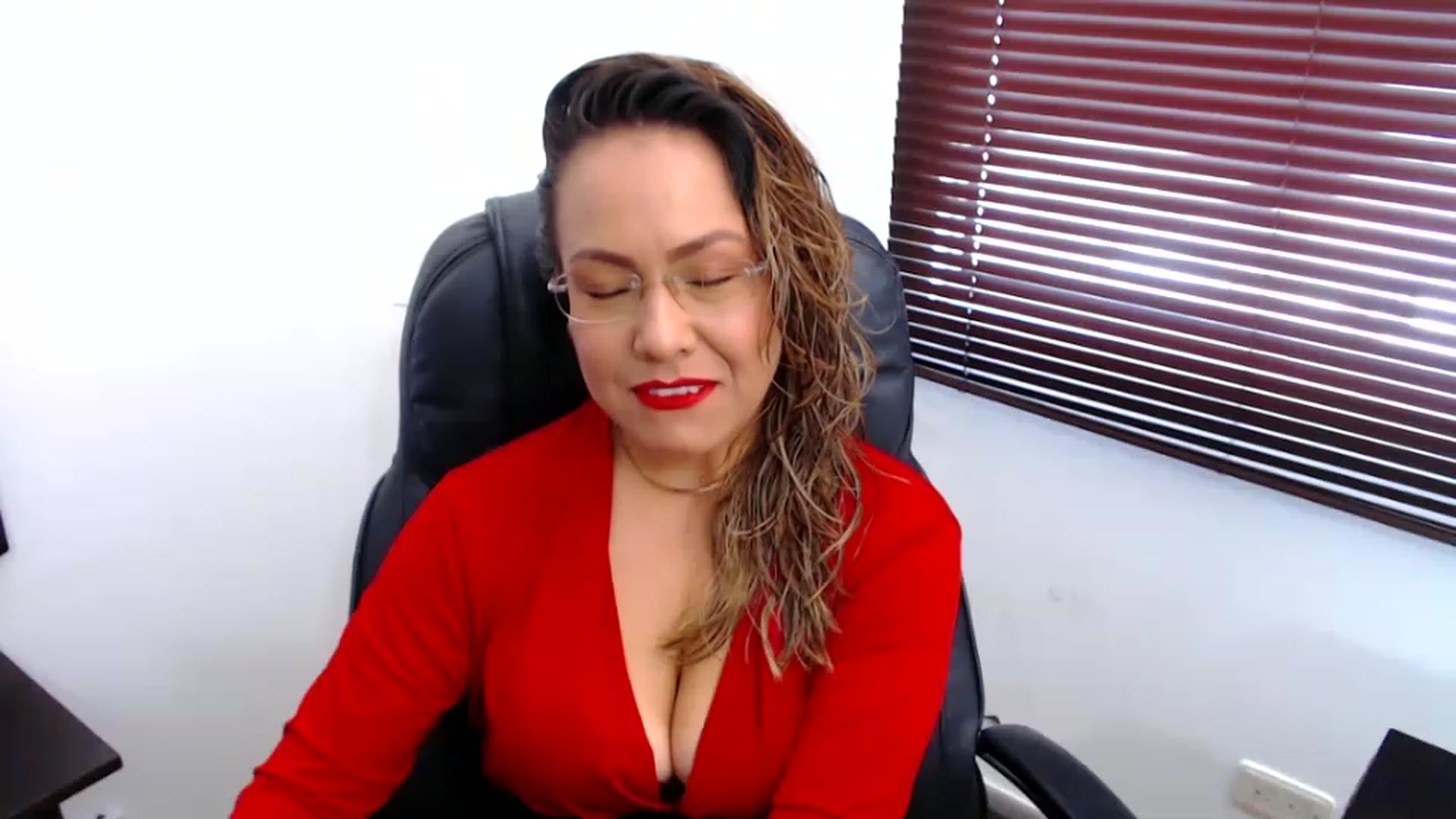 Gallery image thumbnail from office_secret's myfreecams stream on, 03/17/2023, 16:53 image 8 of 20