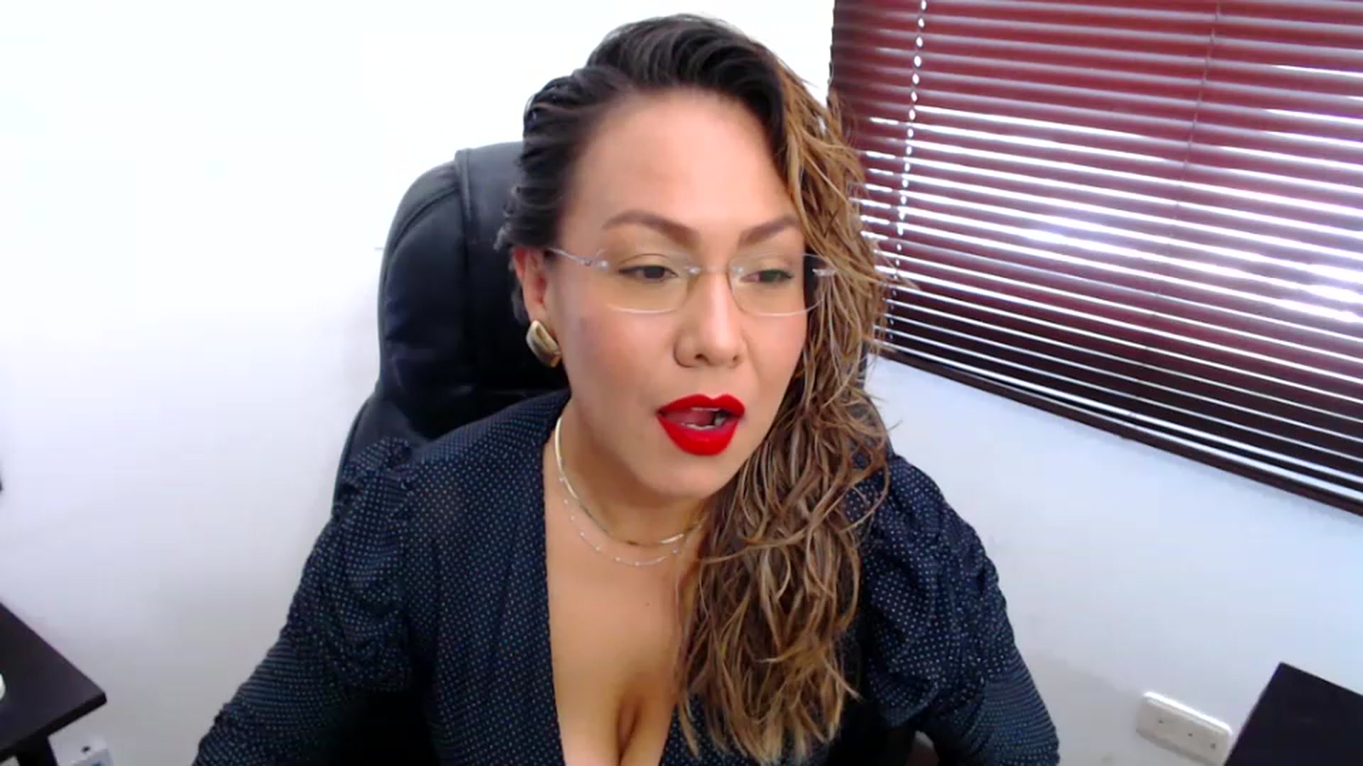 Gallery image thumbnail from office_secret's myfreecams stream on, 03/20/2023, 18:21 image 2 of 20
