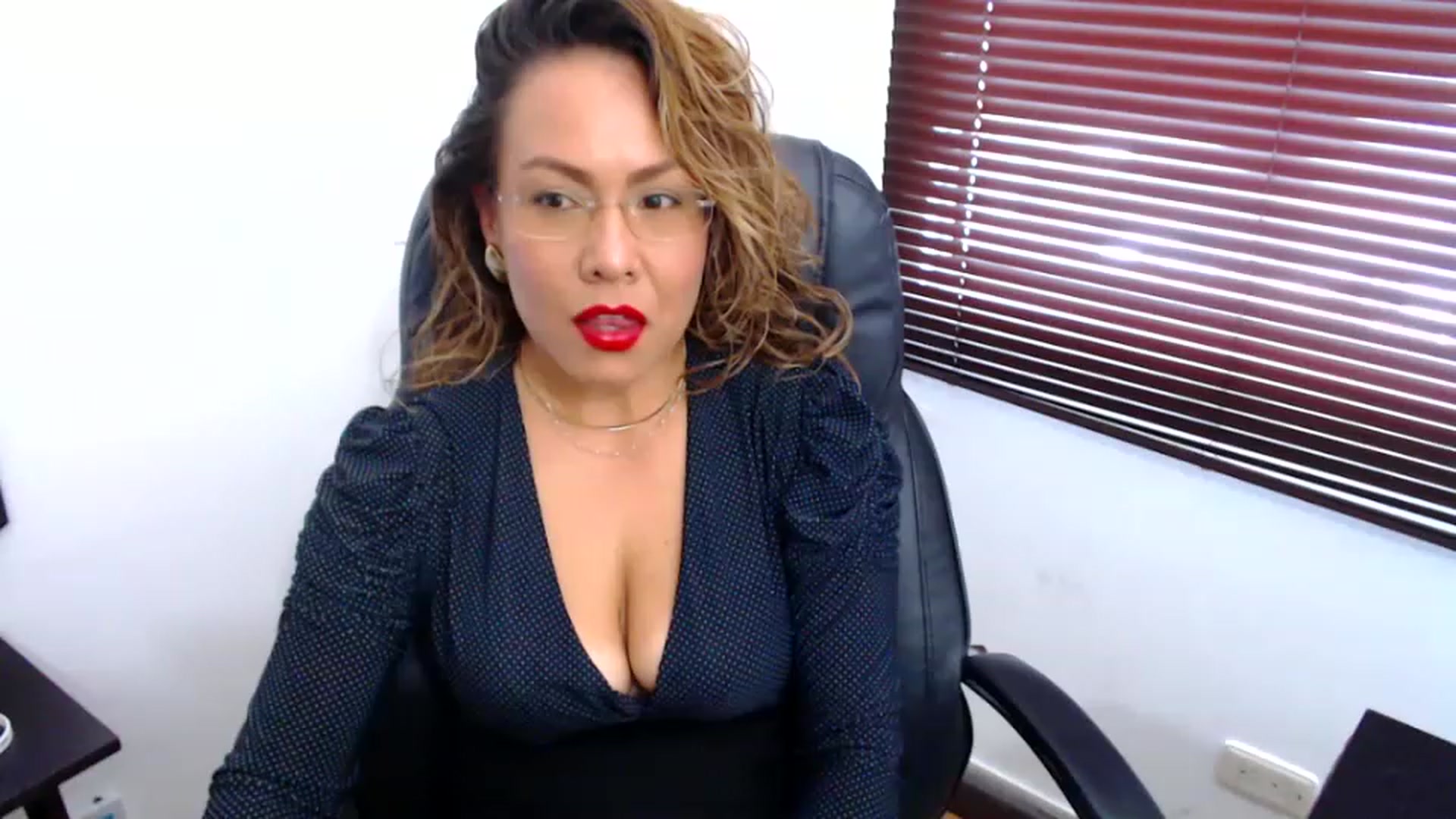 Gallery image thumbnail from office_secret's myfreecams stream on, 03/20/2023, 18:21 image 17 of 20