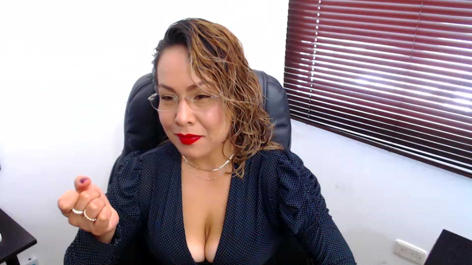 Gallery image thumbnail from office_secret's myfreecams stream on, 03/20/2023, 18:21 image 5 of 20