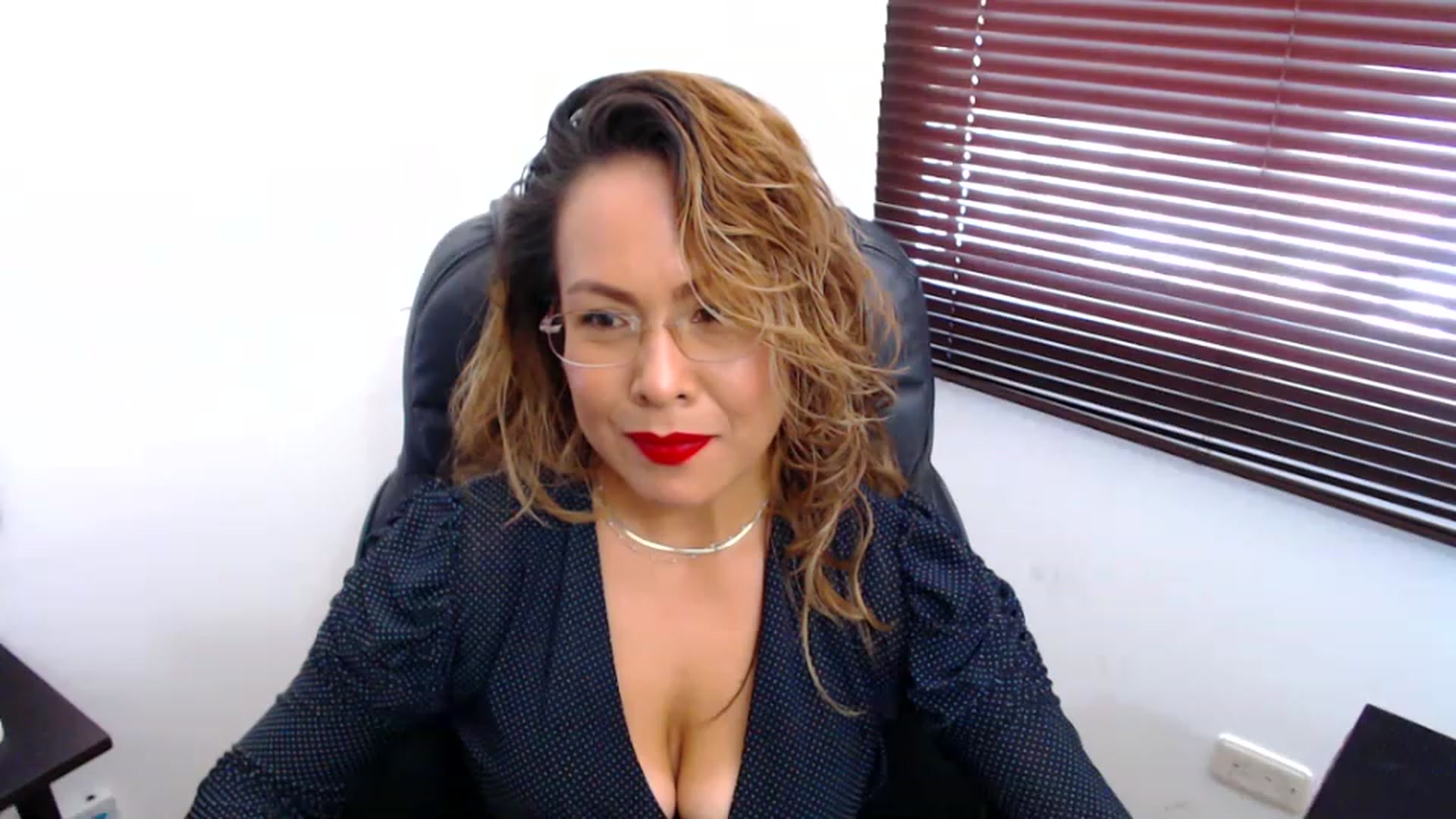 Gallery image thumbnail from office_secret's myfreecams stream on, 03/20/2023, 19:21 image 19 of 20