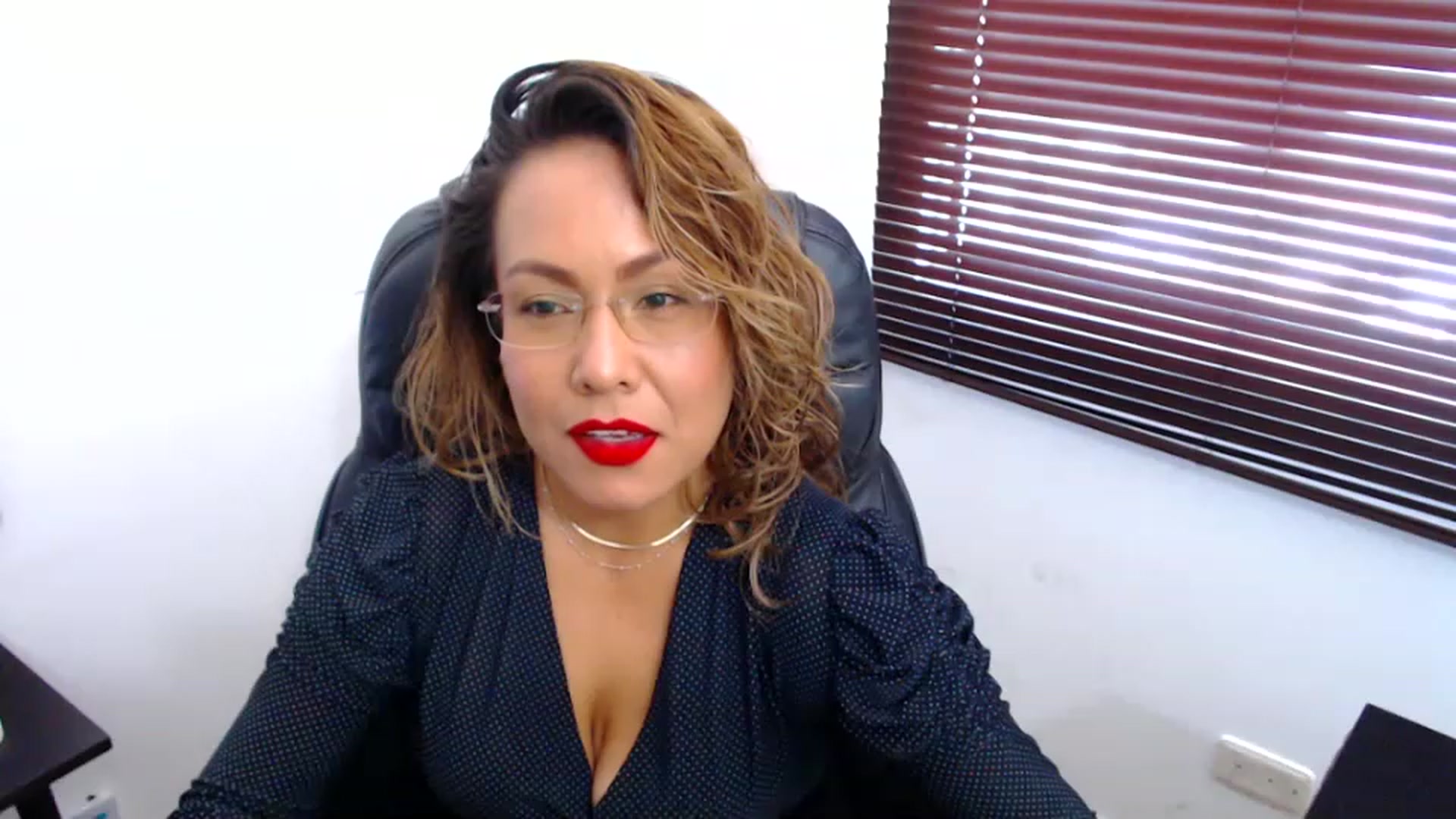 Gallery image thumbnail from office_secret's myfreecams stream on, 03/20/2023, 19:21 image 13 of 20