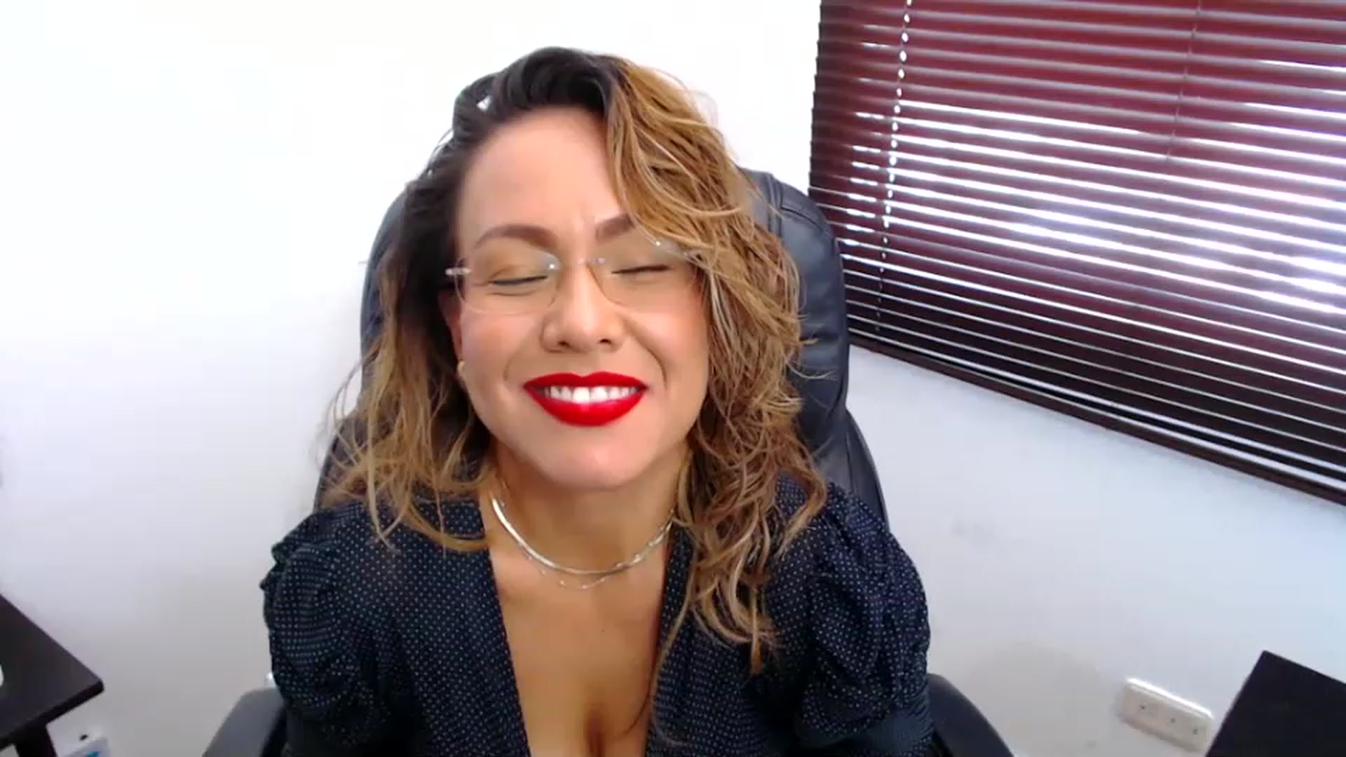 Gallery image thumbnail from office_secret's myfreecams stream on, 03/20/2023, 19:21 image 18 of 20