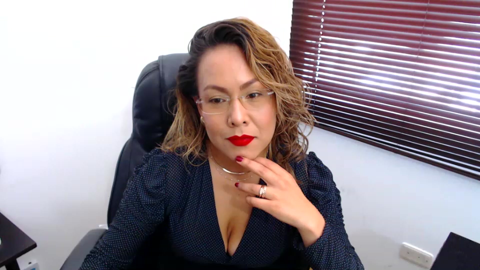 Gallery image thumbnail from office_secret's myfreecams stream on, 03/20/2023, 19:21 image 5 of 20