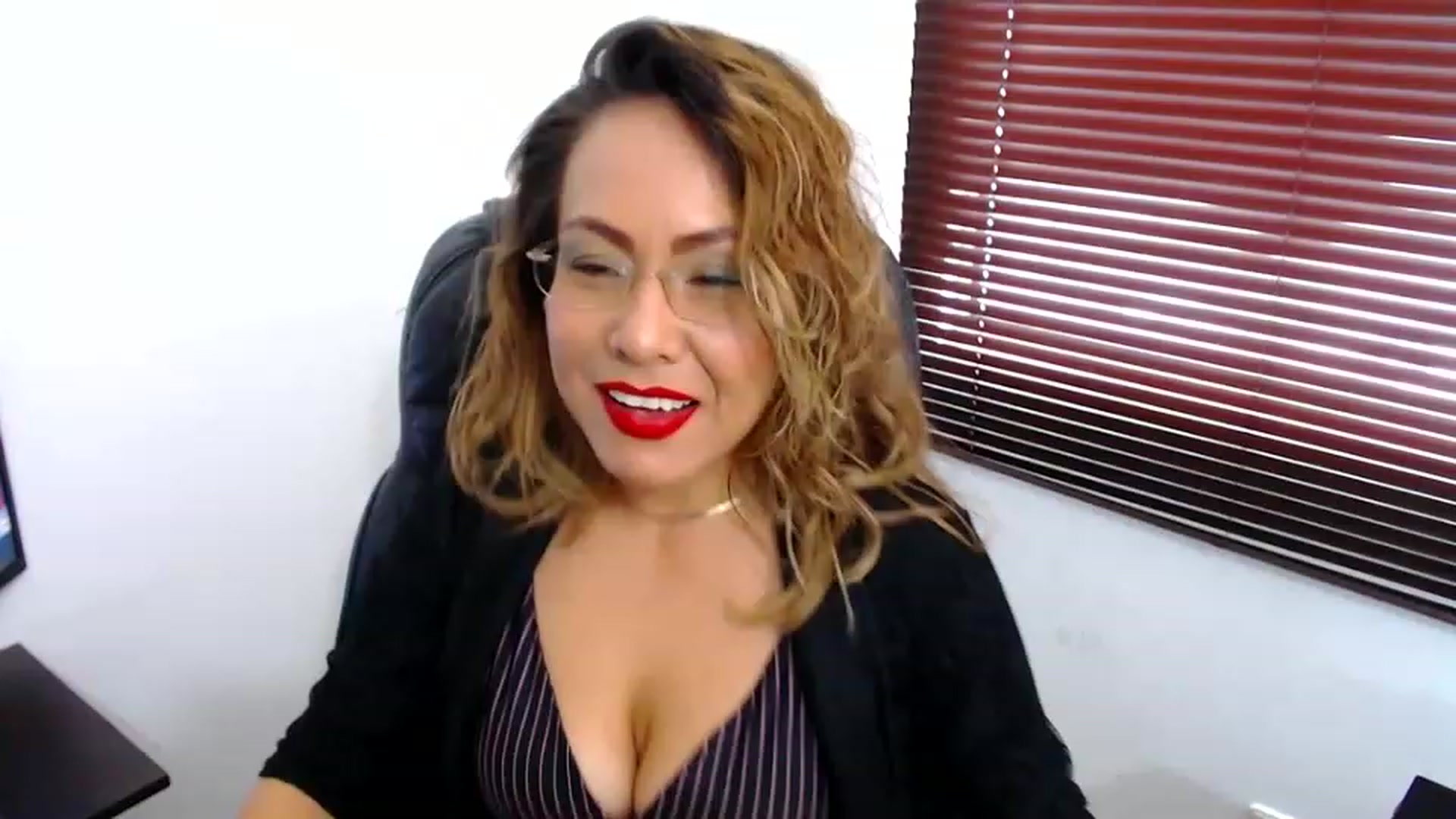 Gallery image thumbnail from office_secret's myfreecams stream on, 03/23/2023, 17:28 image 18 of 20