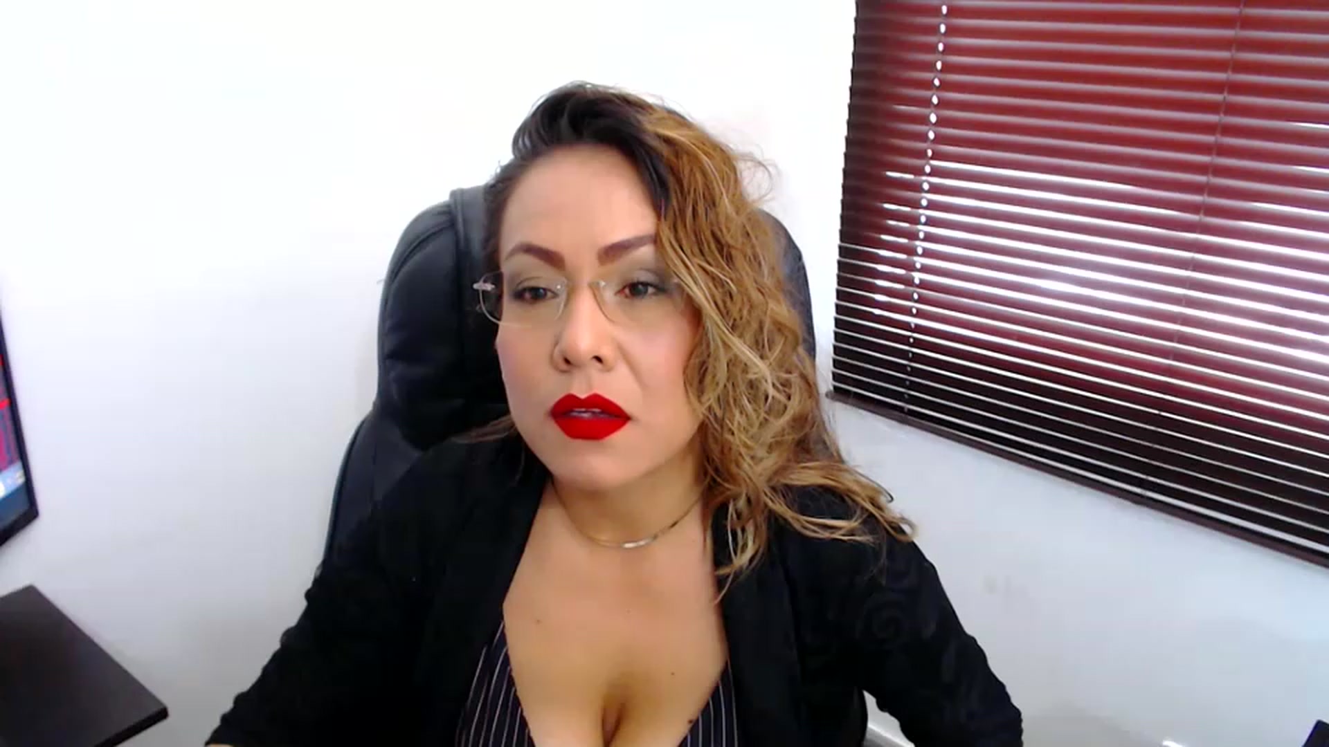 Gallery image thumbnail from office_secret's myfreecams stream on, 03/23/2023, 17:28 image 7 of 20