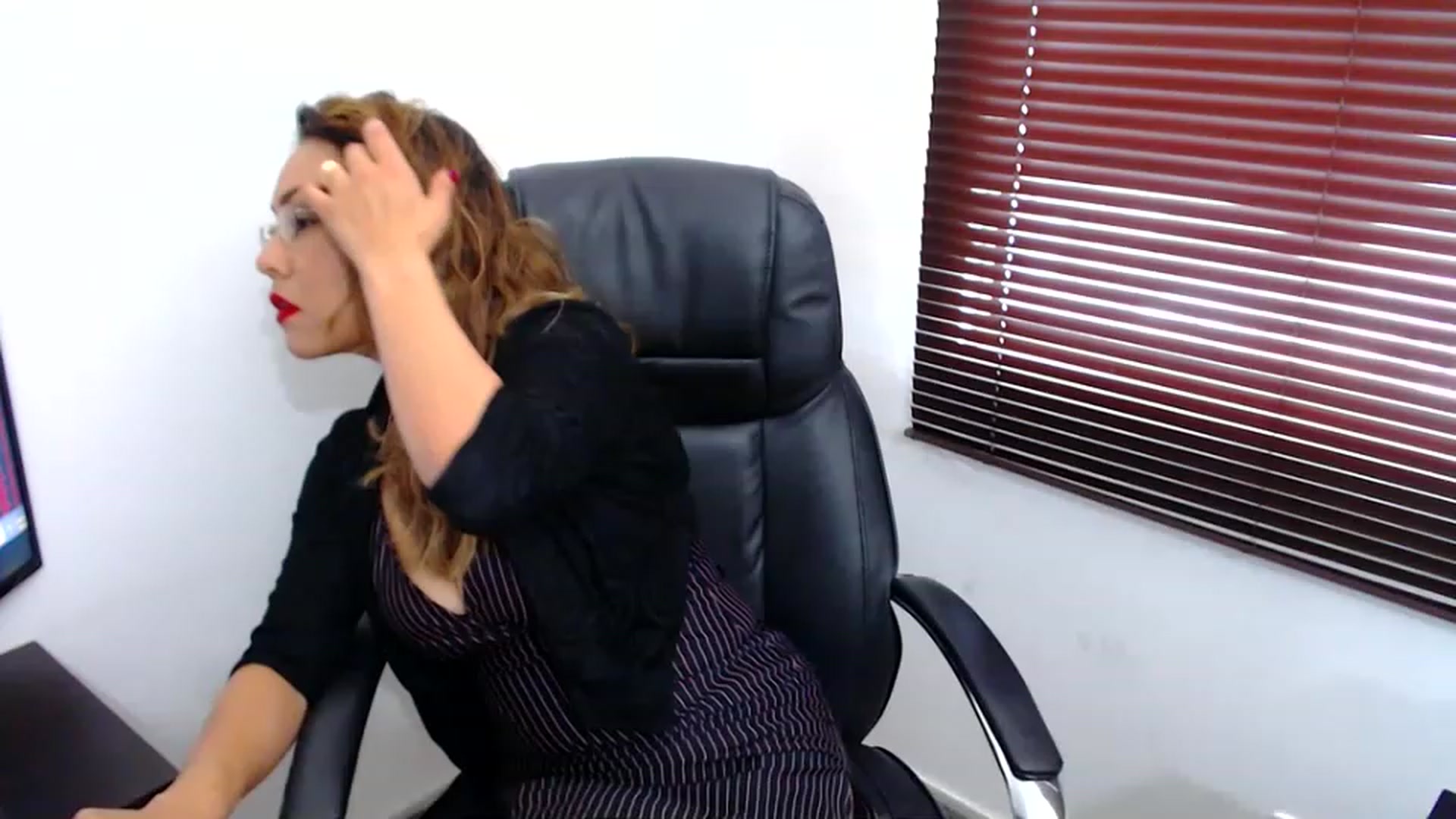 Gallery image thumbnail from office_secret's myfreecams stream on, 03/23/2023, 17:28 image 3 of 20