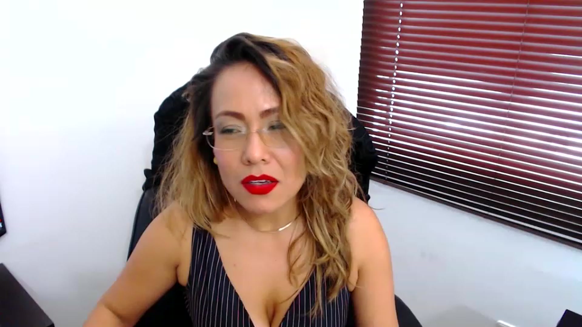 Gallery image thumbnail from office_secret's myfreecams stream on, 03/23/2023, 19:19 image 17 of 20