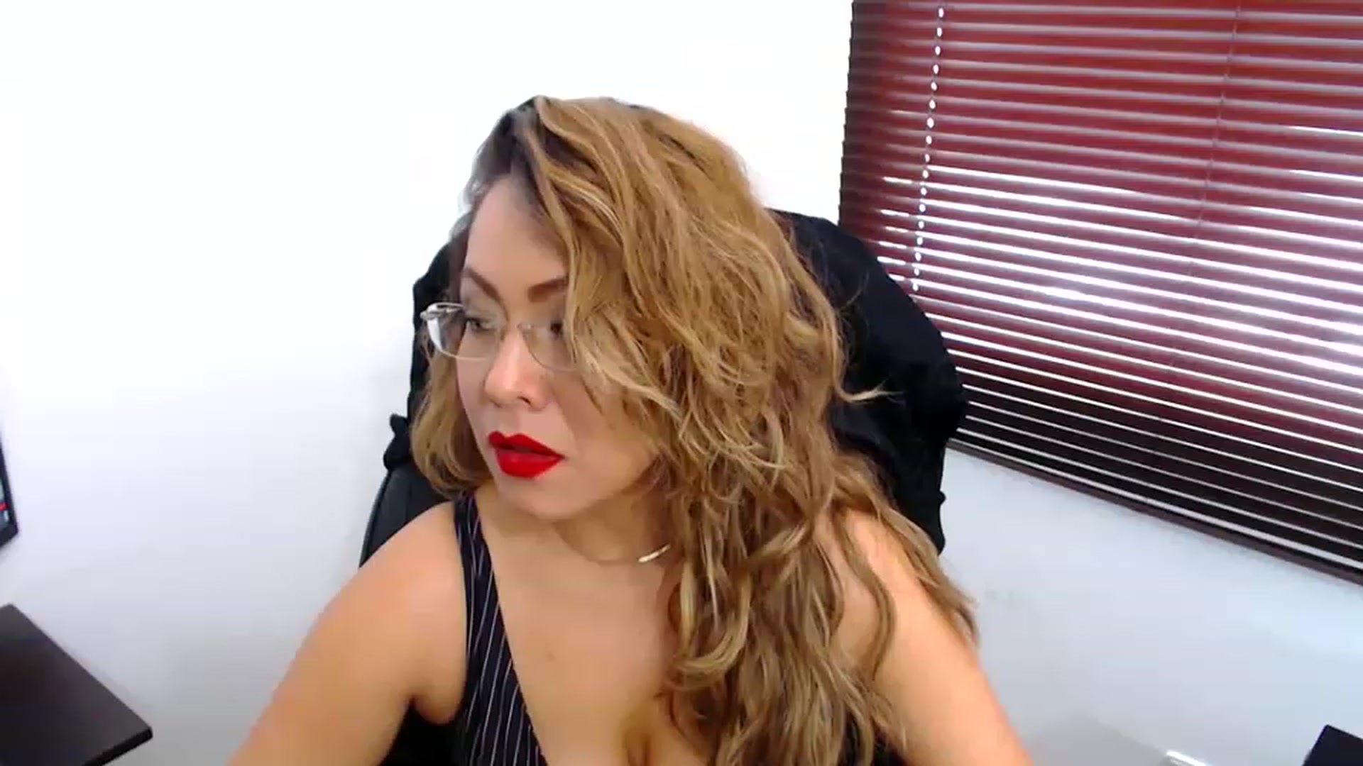 Gallery image thumbnail from office_secret's myfreecams stream on, 03/23/2023, 19:19 image 13 of 20