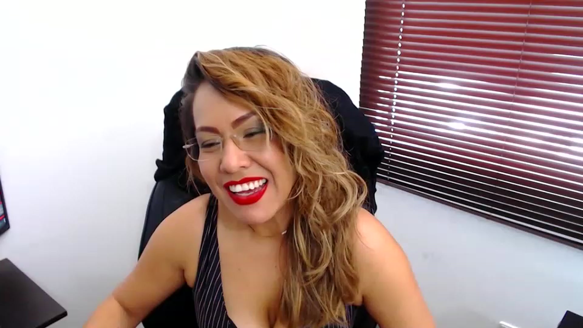Gallery image thumbnail from office_secret's myfreecams stream on, 03/23/2023, 19:19 image 8 of 20