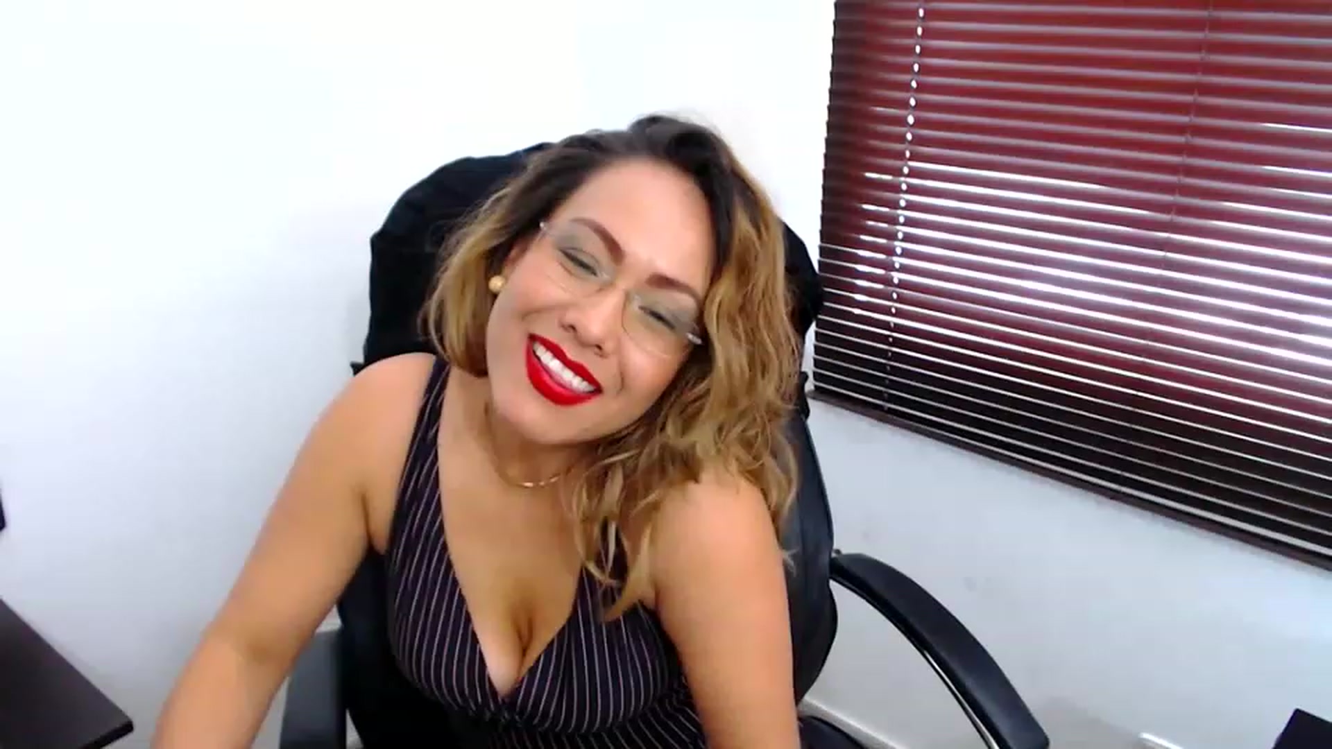 Gallery image thumbnail from office_secret's myfreecams stream on, 03/23/2023, 19:19 image 20 of 20