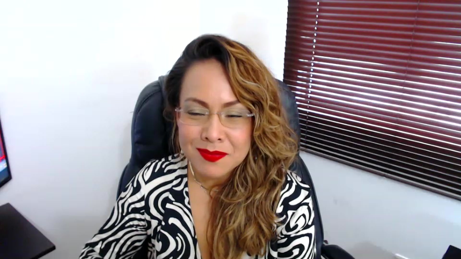 Gallery image thumbnail from office_secret's myfreecams stream on, 03/24/2023, 18:07 image 18 of 20