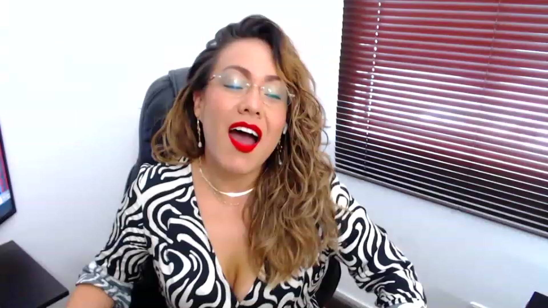 Gallery image thumbnail from office_secret's myfreecams stream on, 03/24/2023, 18:07 image 4 of 20