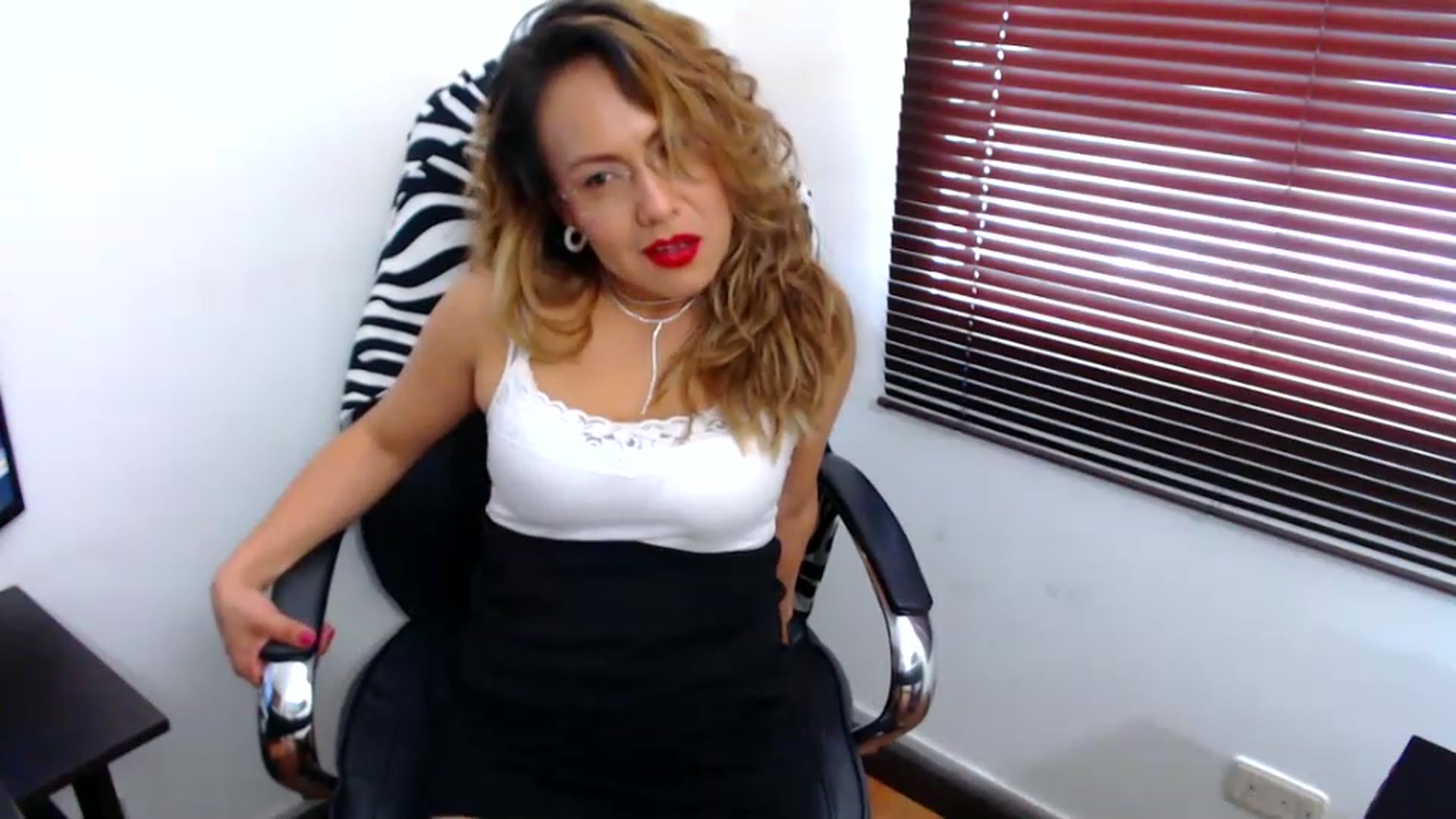 Gallery image thumbnail from office_secret's myfreecams stream on, 03/27/2023, 19:06 image 12 of 20