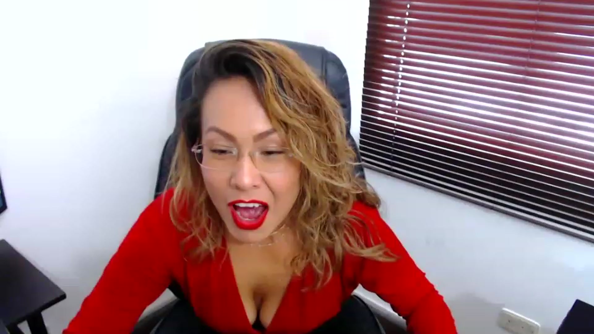 Gallery image thumbnail from office_secret's myfreecams stream on, 03/28/2023, 16:51 image 16 of 20