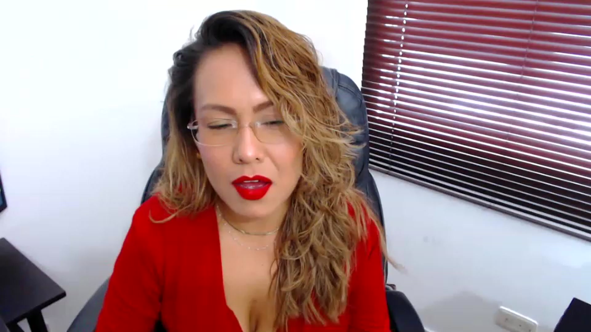 Gallery image thumbnail from office_secret's myfreecams stream on, 03/28/2023, 16:51 image 14 of 20