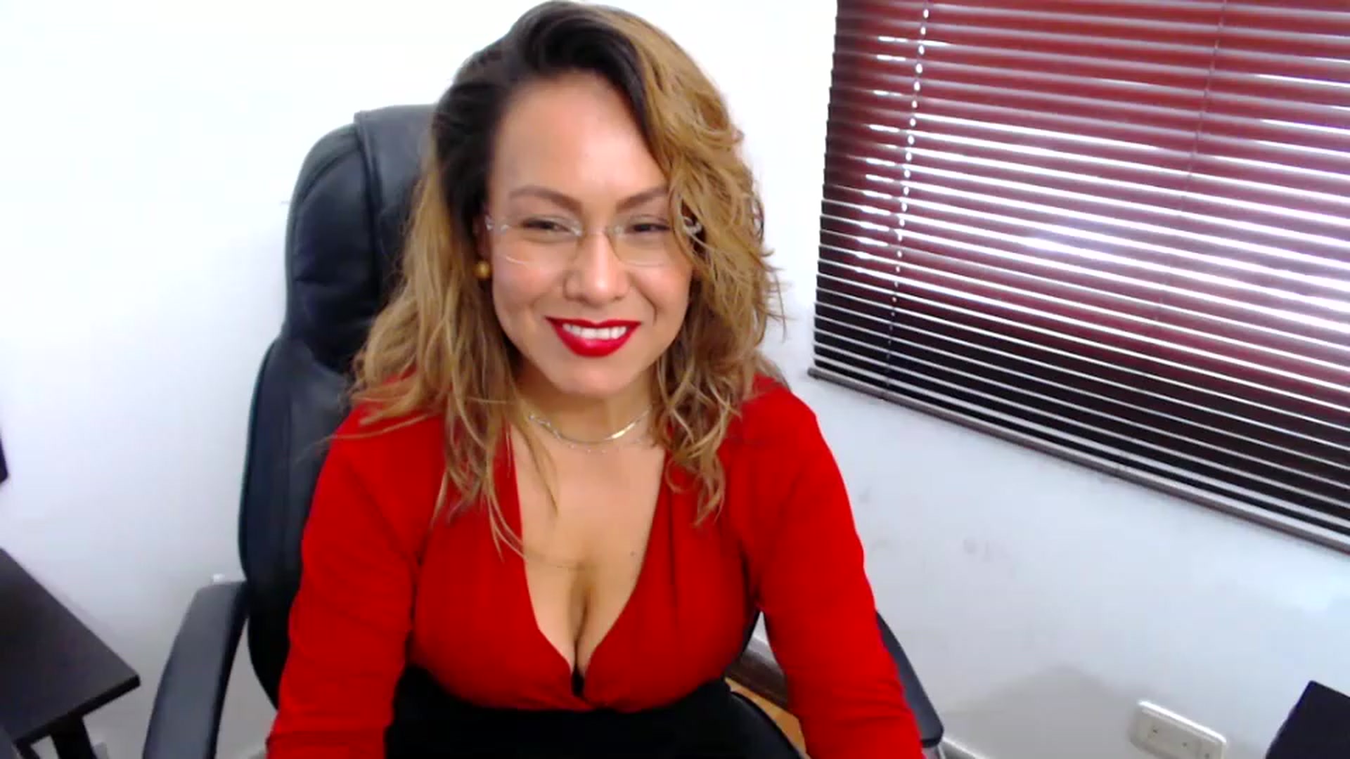 Gallery image thumbnail from office_secret's myfreecams stream on, 03/28/2023, 19:02 image 19 of 20