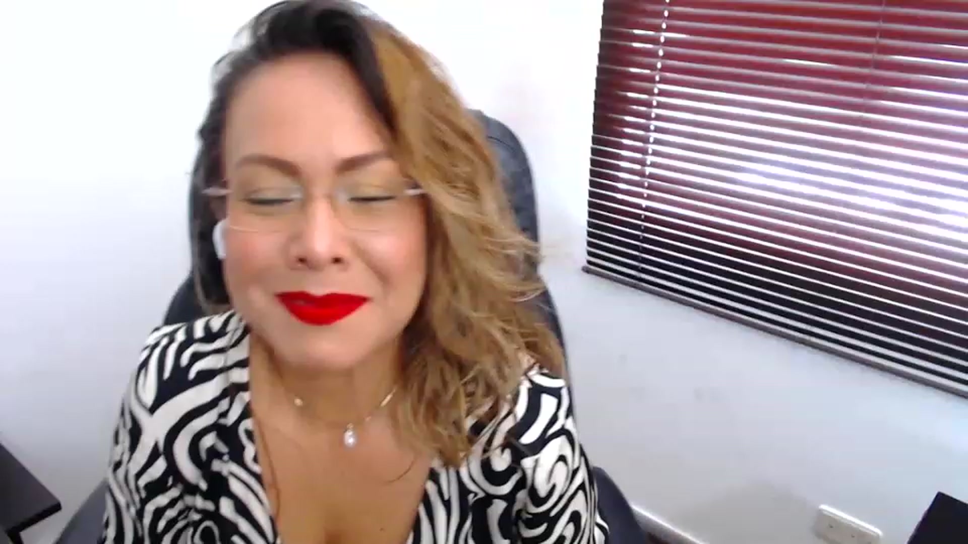 Gallery image thumbnail from office_secret's myfreecams stream on, 03/29/2023, 17:30 image 3 of 20