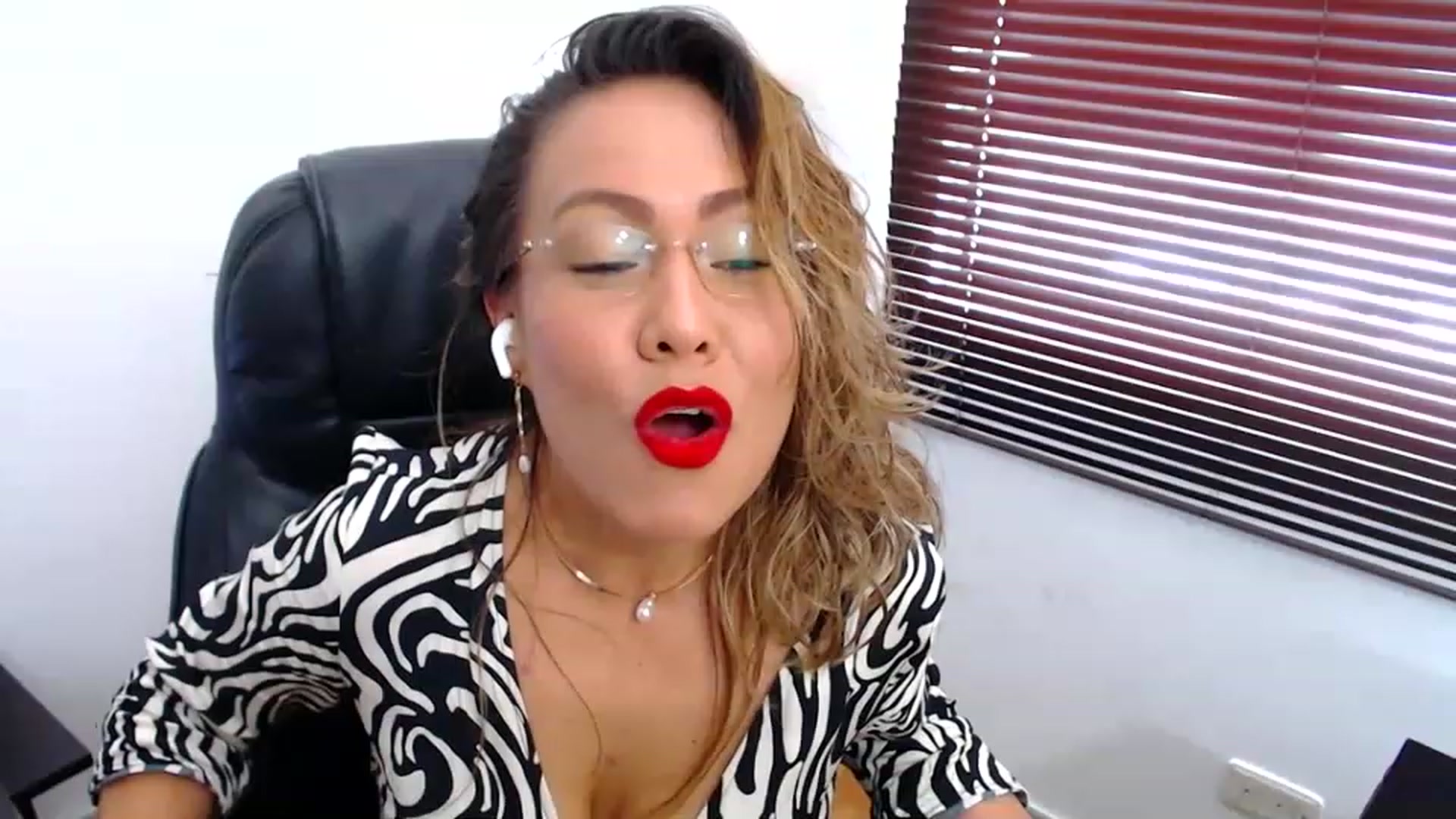 Gallery image thumbnail from office_secret's myfreecams stream on, 03/29/2023, 17:30 image 6 of 20