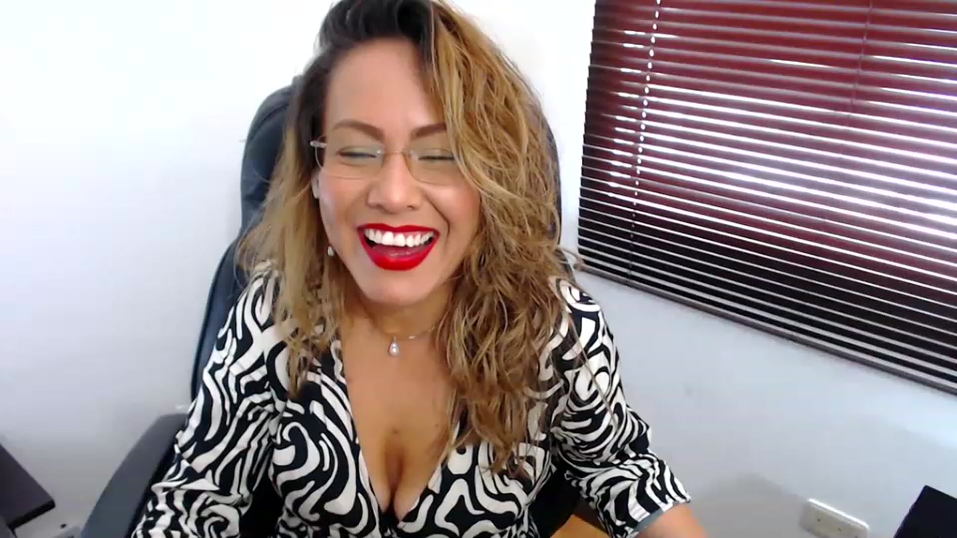 Gallery image thumbnail from office_secret's myfreecams stream on, 03/29/2023, 17:30 image 20 of 20