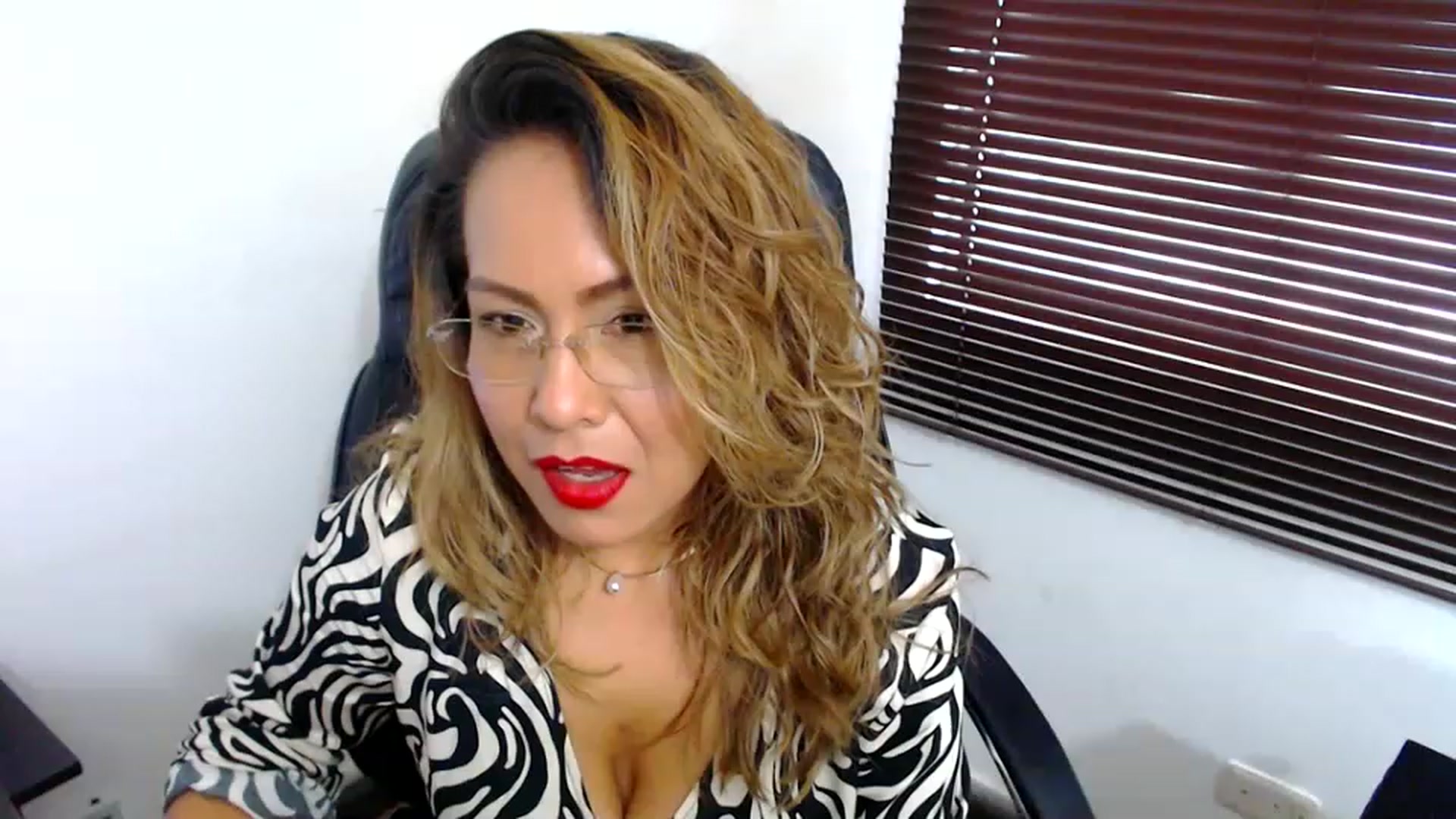 Gallery image thumbnail from office_secret's myfreecams stream on, 03/29/2023, 18:25 image 10 of 20