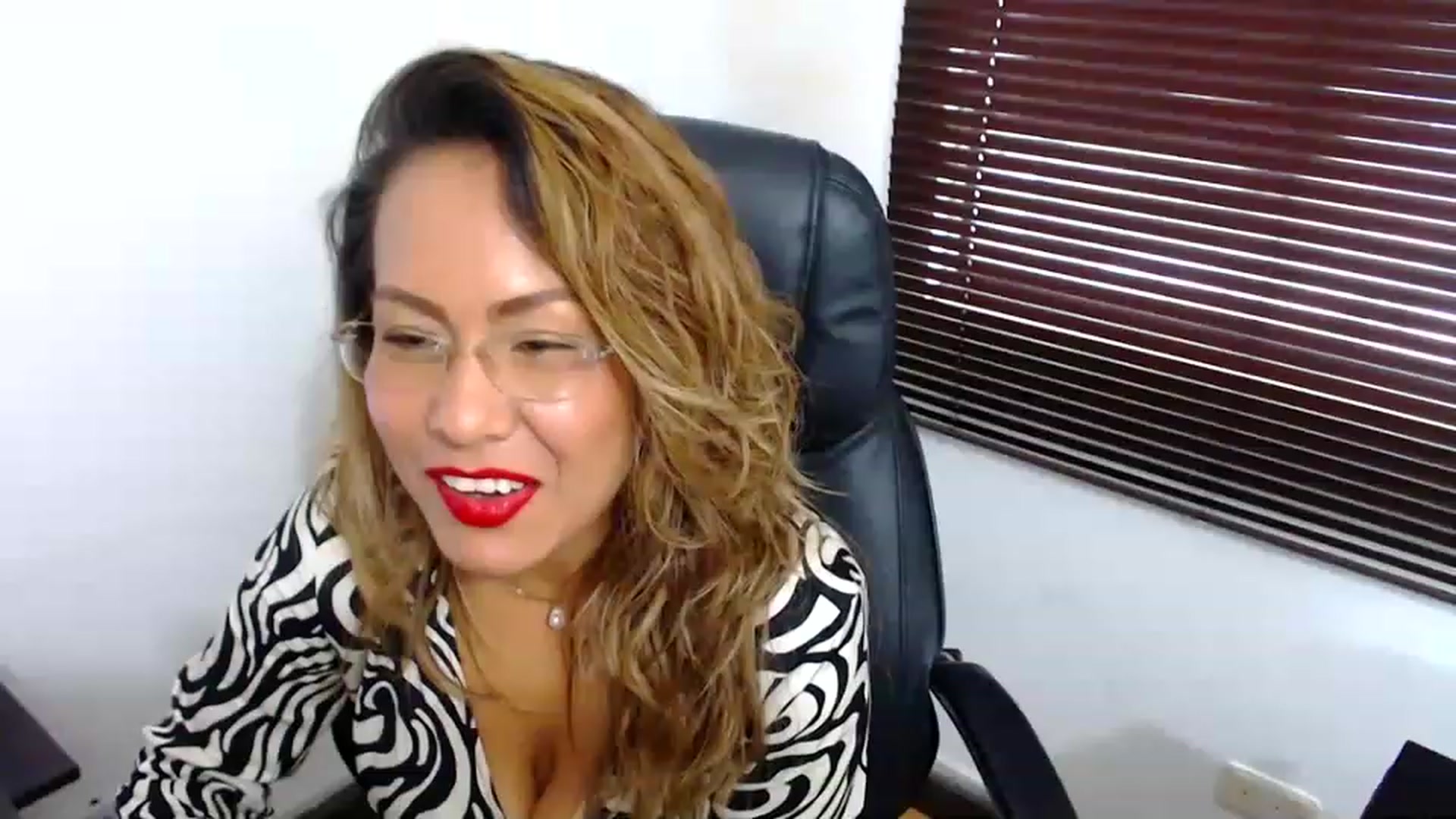Gallery image thumbnail from office_secret's myfreecams stream on, 03/29/2023, 18:25 image 17 of 20