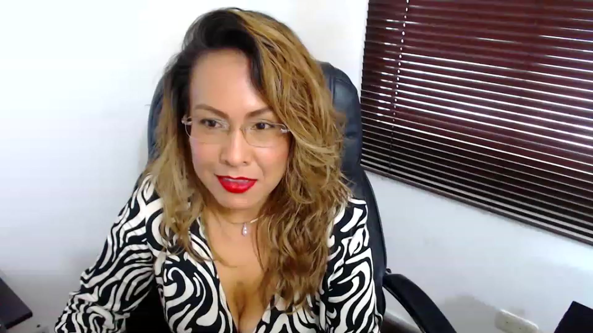 Gallery image thumbnail from office_secret's myfreecams stream on, 03/29/2023, 18:25 image 18 of 20