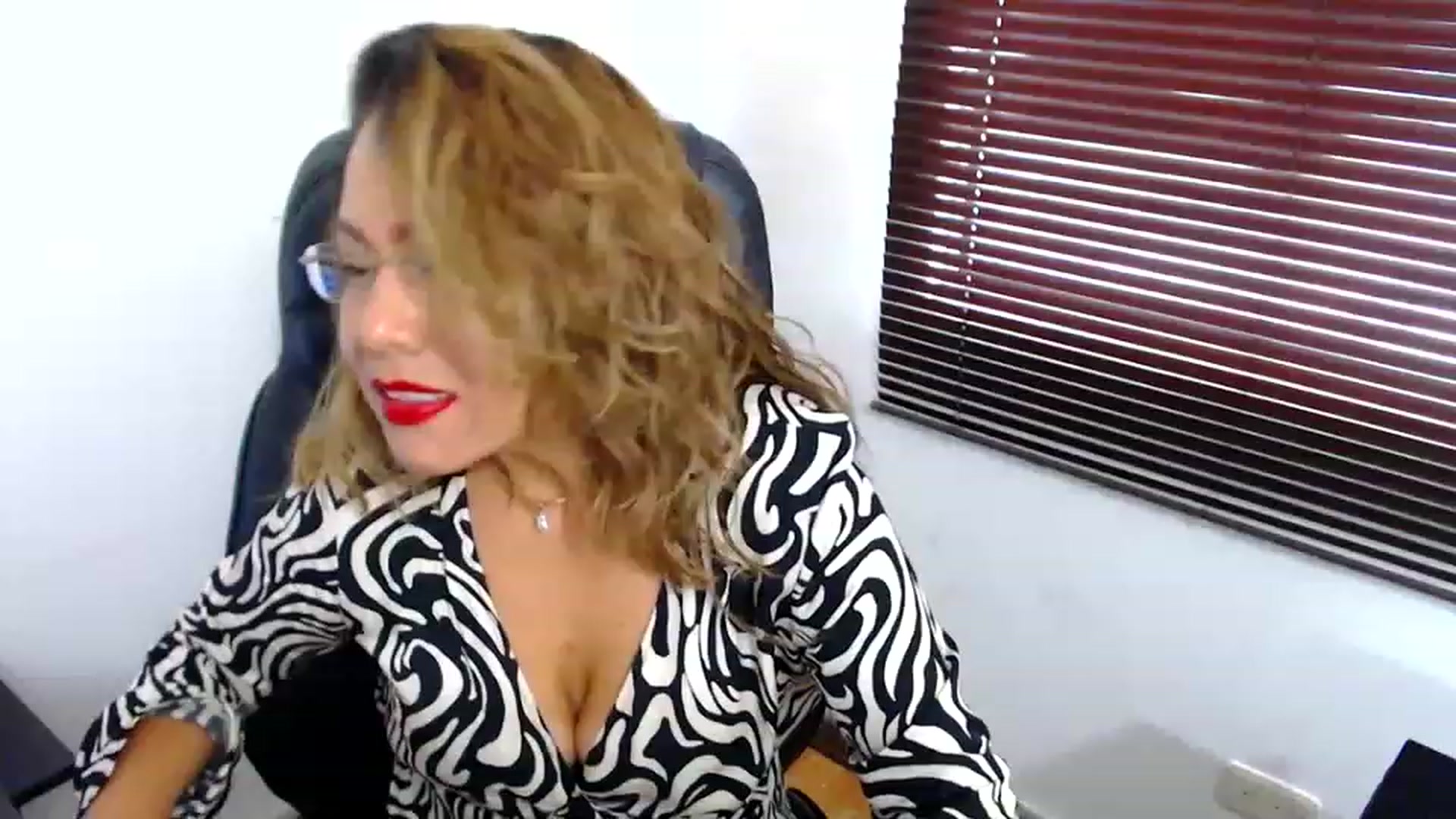 Gallery image thumbnail from office_secret's myfreecams stream on, 03/29/2023, 18:25 image 3 of 20