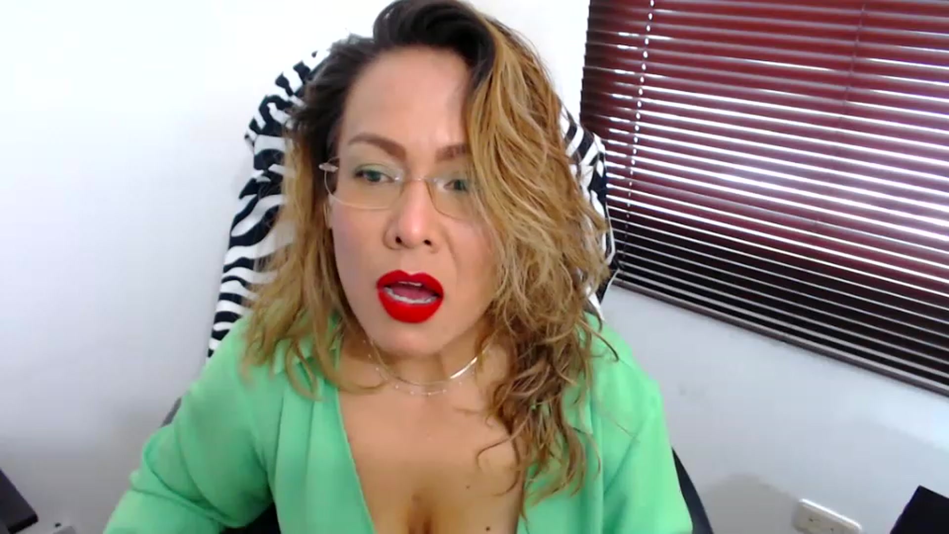 Gallery image thumbnail from office_secret's myfreecams stream on, 03/31/2023, 17:38 image 5 of 20