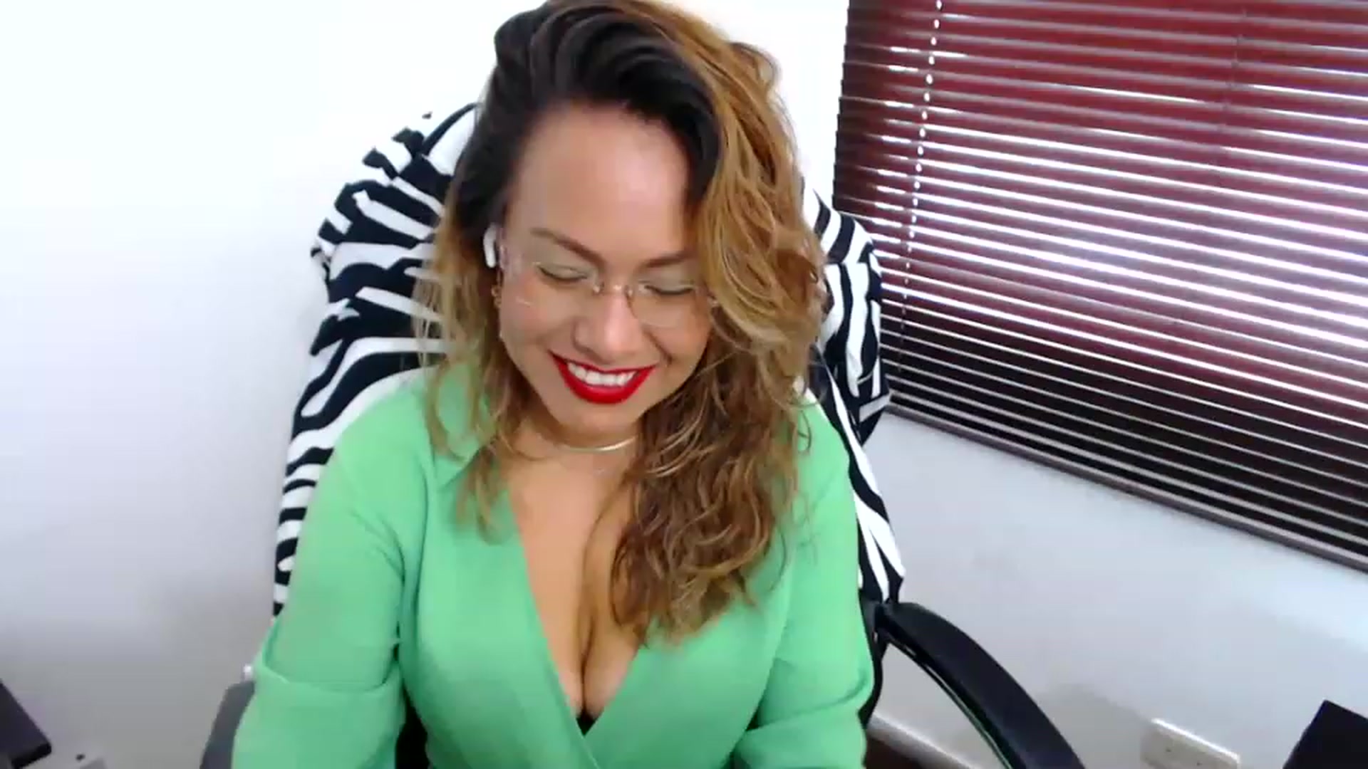 Gallery image thumbnail from office_secret's myfreecams stream on, 03/31/2023, 17:38 image 2 of 20