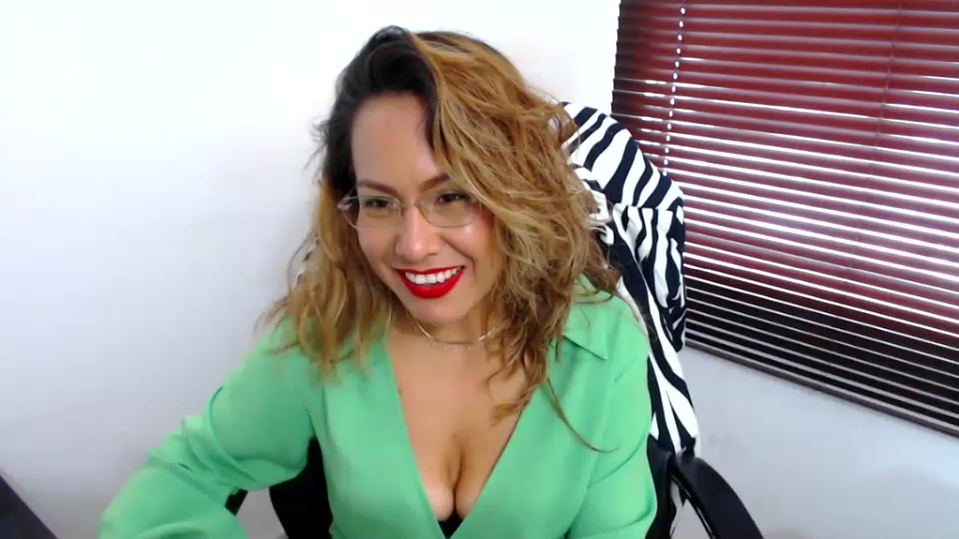 Gallery image thumbnail from office_secret's myfreecams stream on, 03/31/2023, 18:15 image 17 of 20