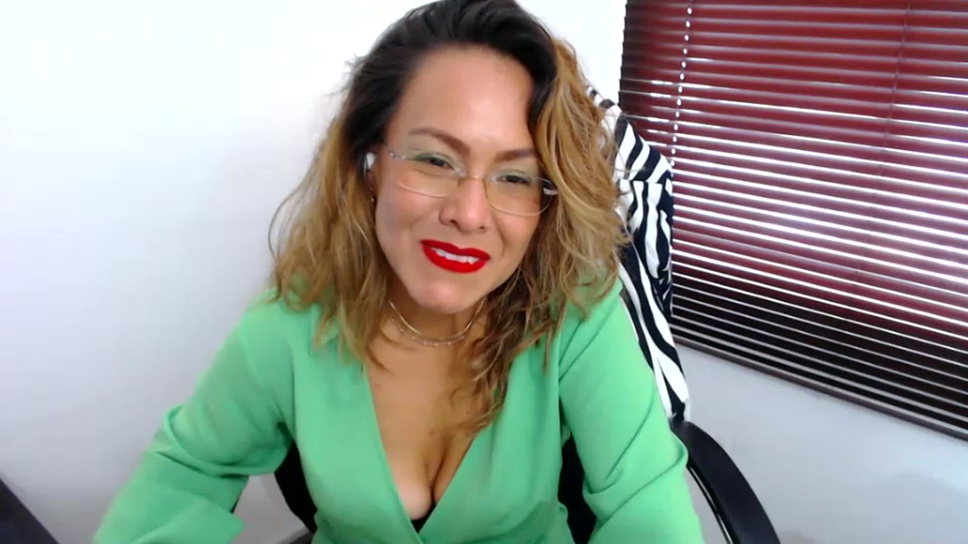 Gallery image thumbnail from office_secret's myfreecams stream on, 03/31/2023, 18:15 image 16 of 20