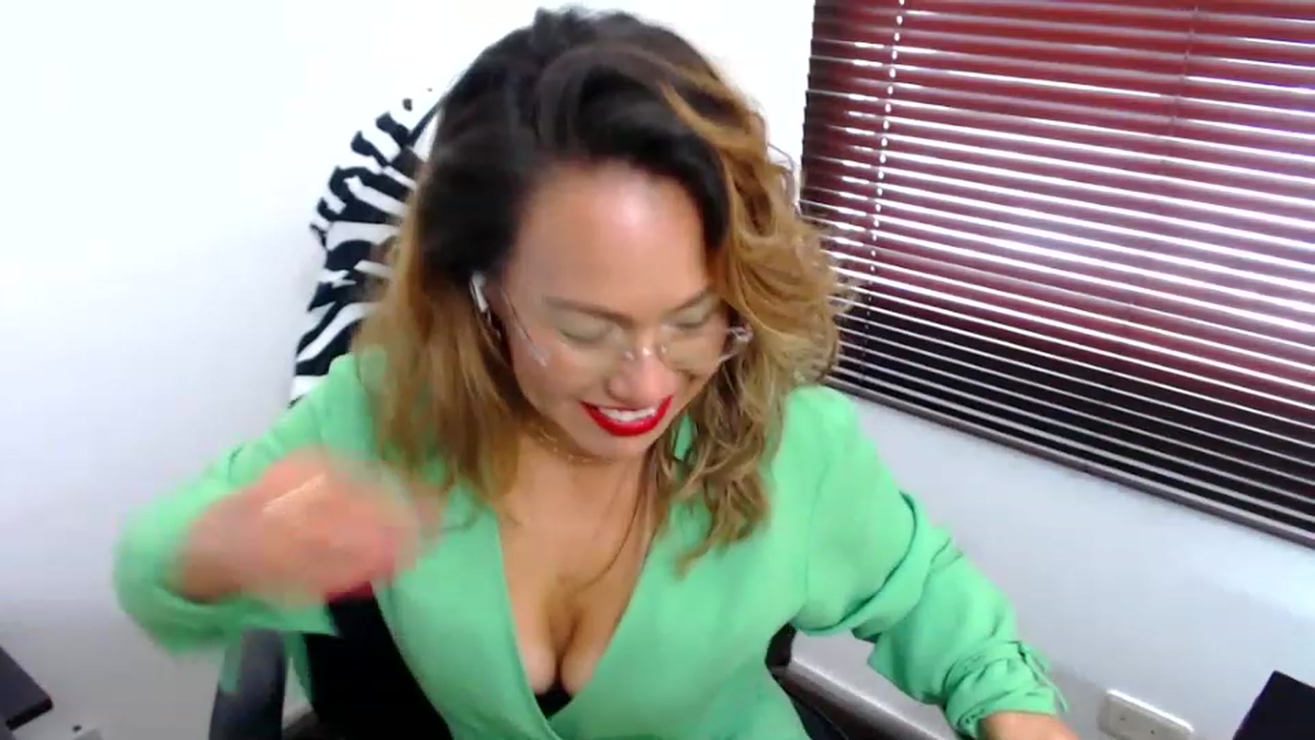 Gallery image thumbnail from office_secret's myfreecams stream on, 03/31/2023, 18:15 image 4 of 20