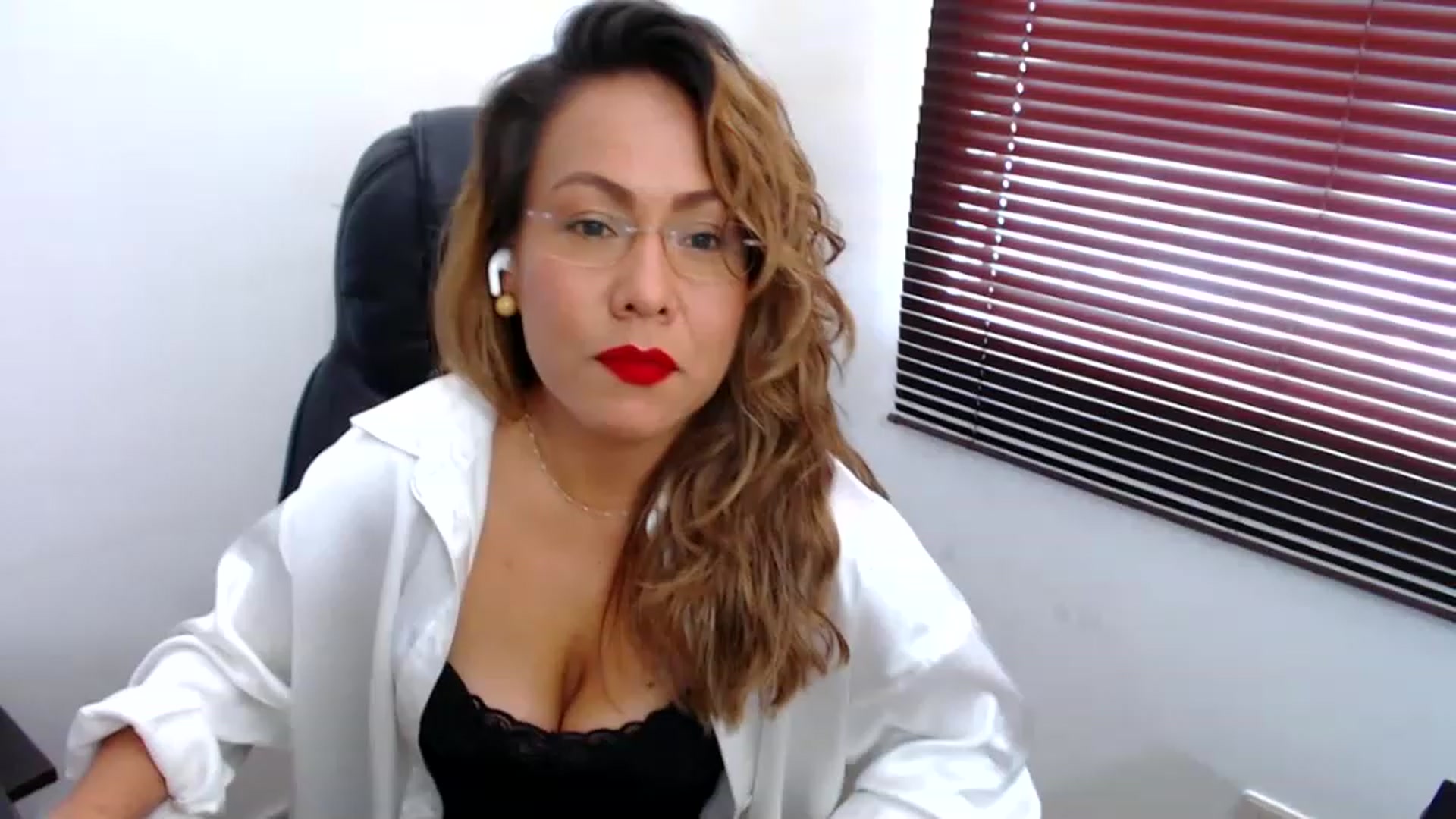 Gallery image thumbnail from office_secret's myfreecams stream on, 04/03/2023, 17:57 image 19 of 20