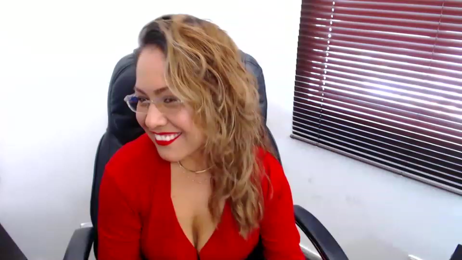 Gallery image thumbnail from office_secret's myfreecams stream on, 04/05/2023, 17:54 image 3 of 20