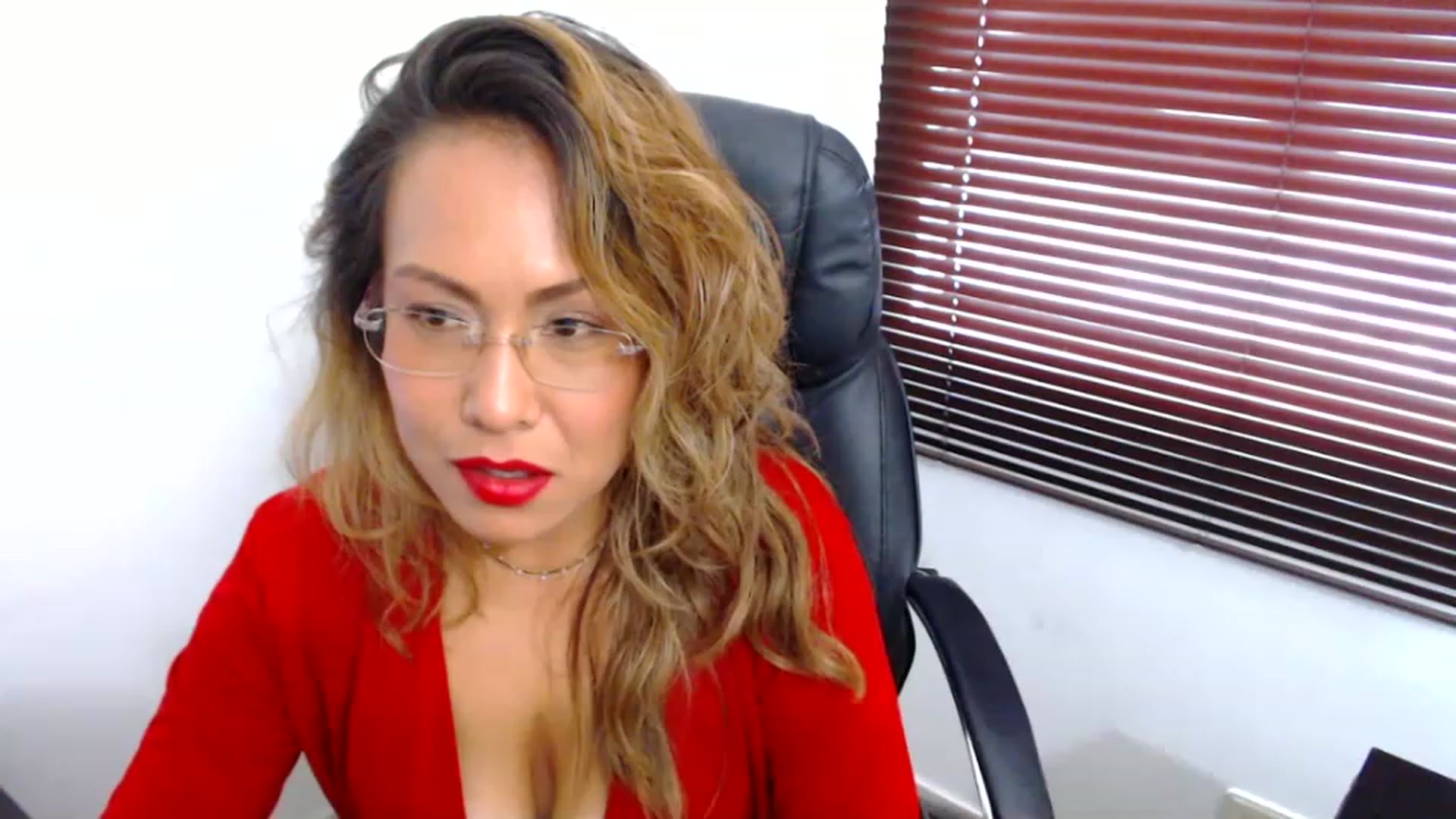Gallery image thumbnail from office_secret's myfreecams stream on, 04/05/2023, 19:15 image 13 of 20