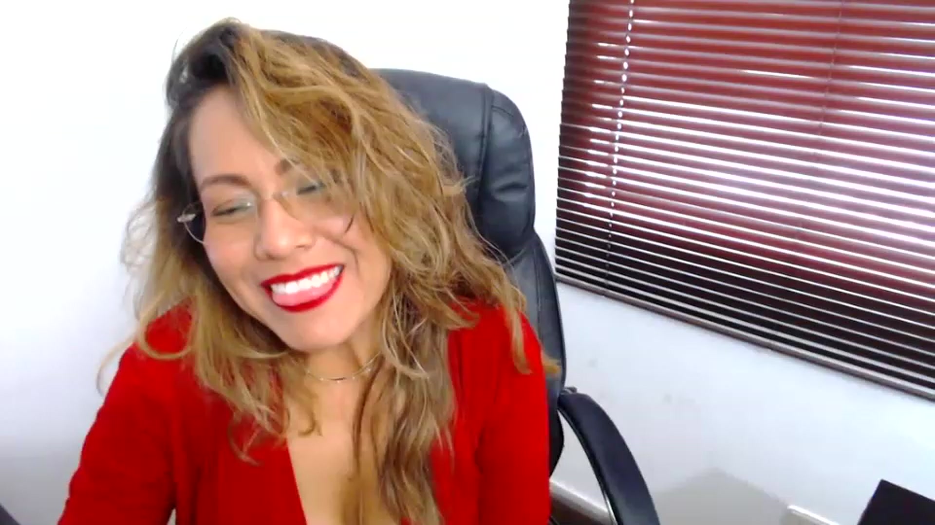Gallery image thumbnail from office_secret's myfreecams stream on, 04/05/2023, 19:15 image 11 of 20