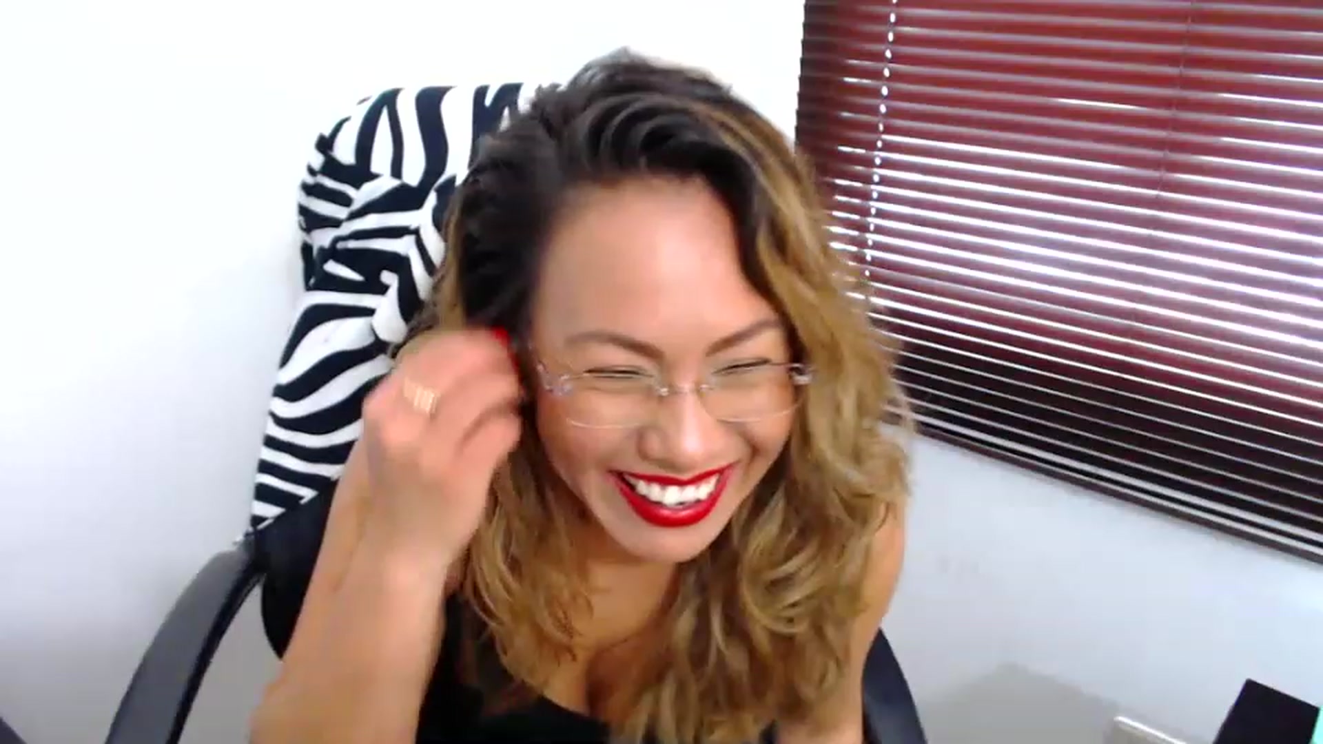 Gallery image thumbnail from office_secret's myfreecams stream on, 04/06/2023, 17:17 image 18 of 20
