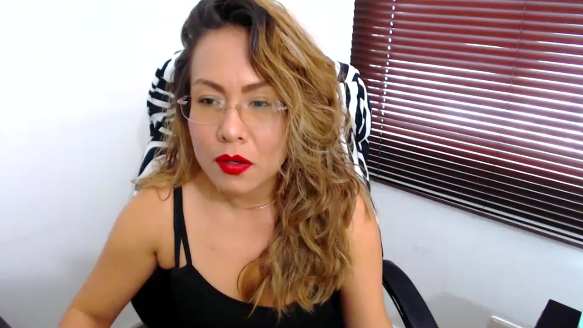 Gallery image thumbnail from office_secret's myfreecams stream on, 04/06/2023, 17:17 image 19 of 20