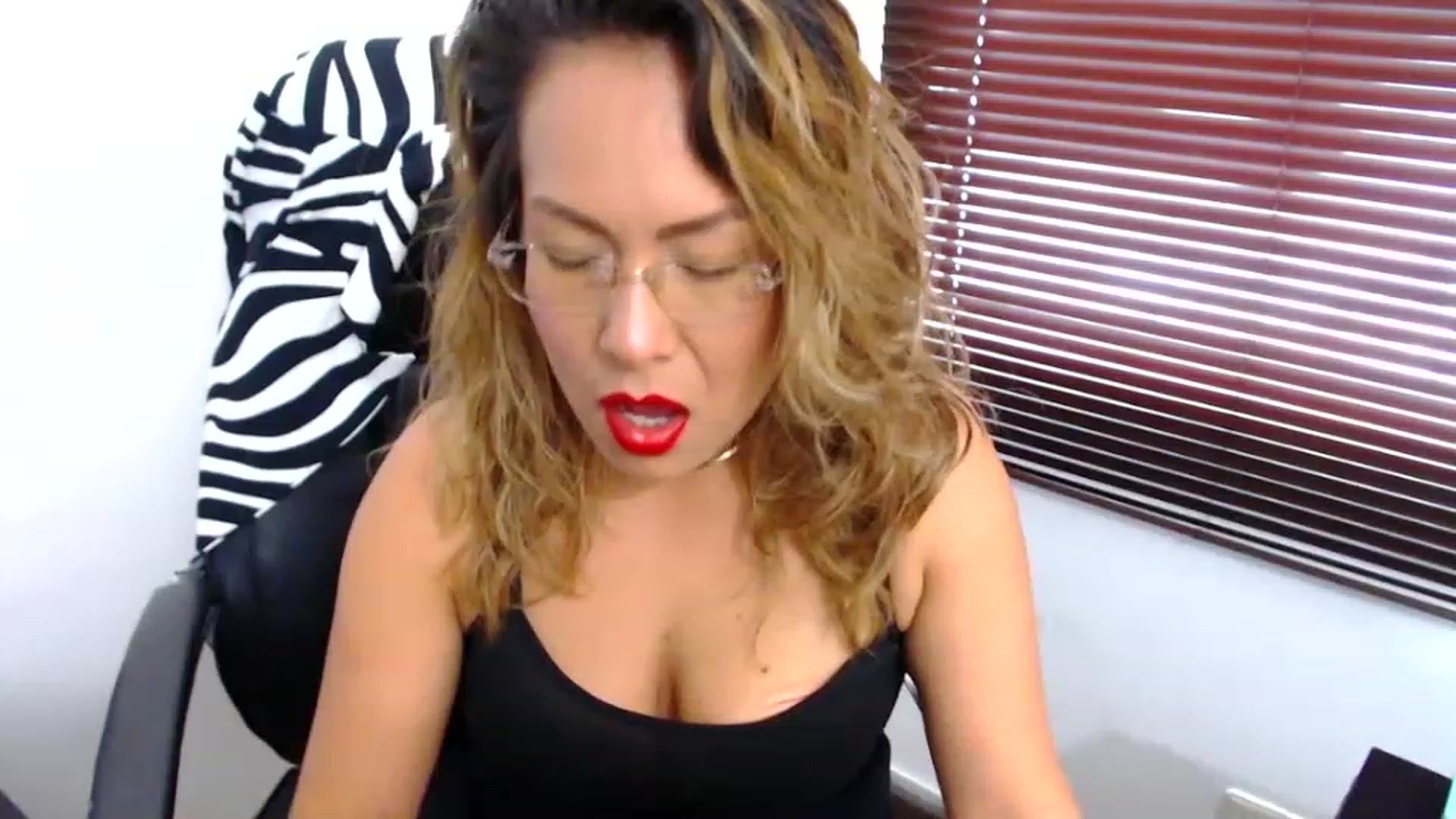 Gallery image thumbnail from office_secret's myfreecams stream on, 04/06/2023, 17:17 image 17 of 20