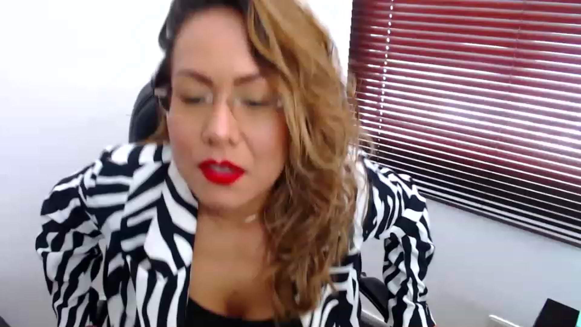 Gallery image thumbnail from office_secret's myfreecams stream on, 04/06/2023, 17:17 image 4 of 20