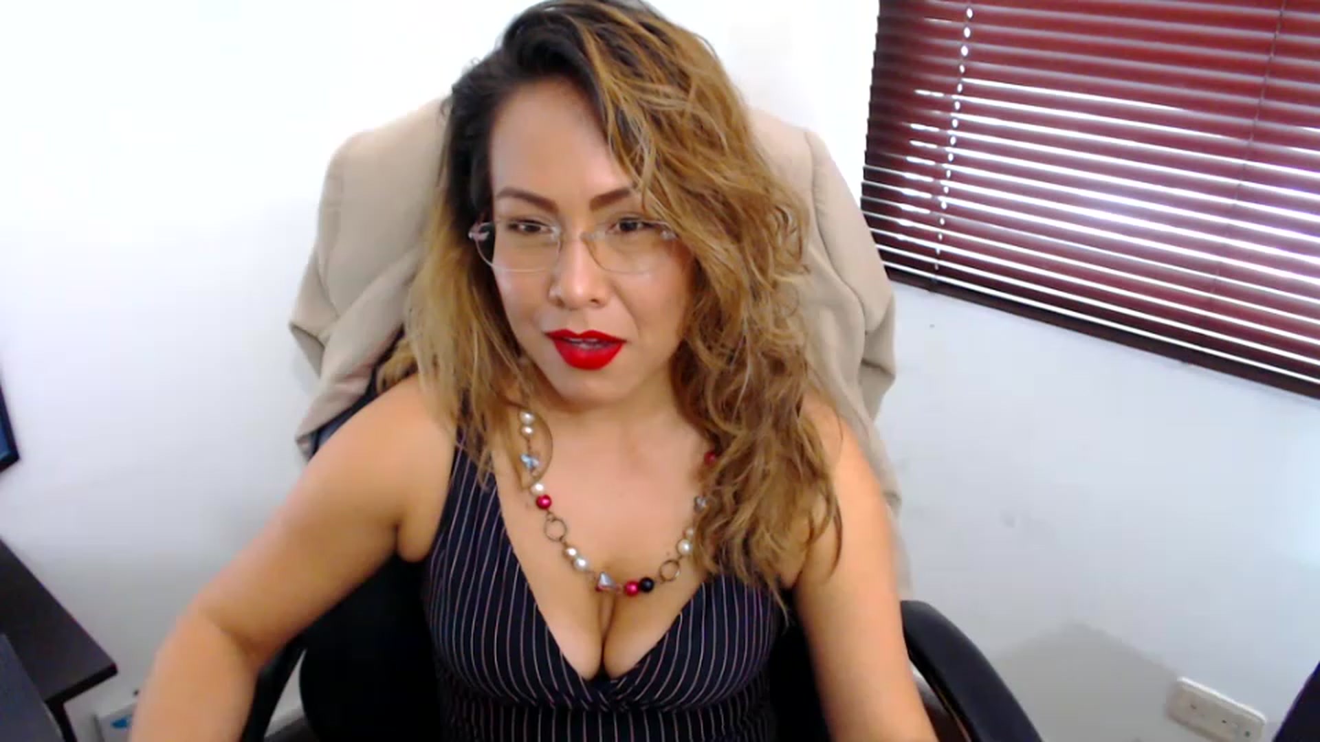 Gallery image thumbnail from office_secret's myfreecams stream on, 04/07/2023, 17:57 image 11 of 20