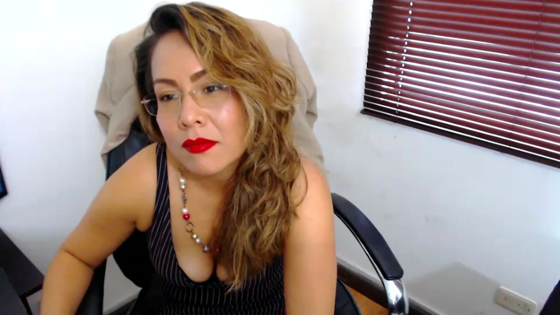 Gallery image thumbnail from office_secret's myfreecams stream on, 04/07/2023, 17:57 image 16 of 20