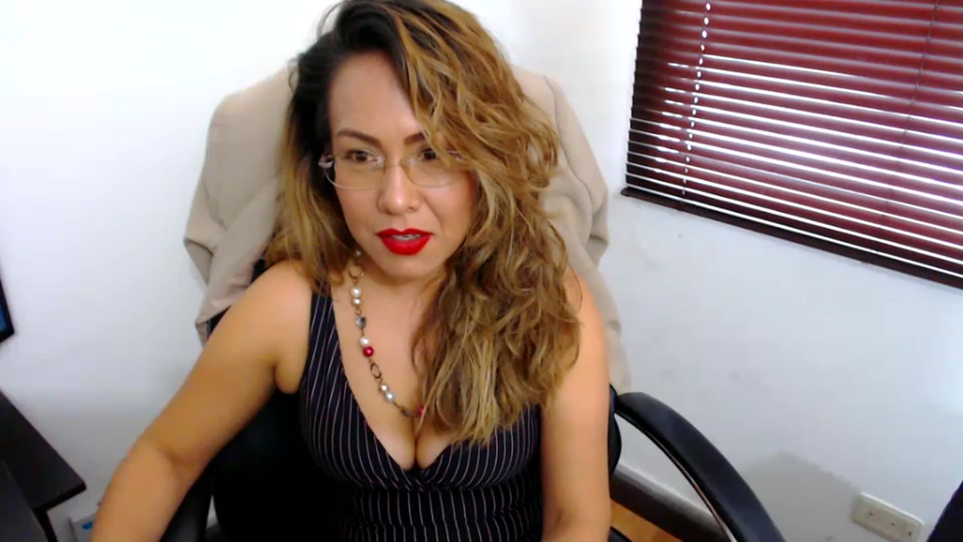 Gallery image thumbnail from office_secret's myfreecams stream on, 04/07/2023, 17:57 image 15 of 20