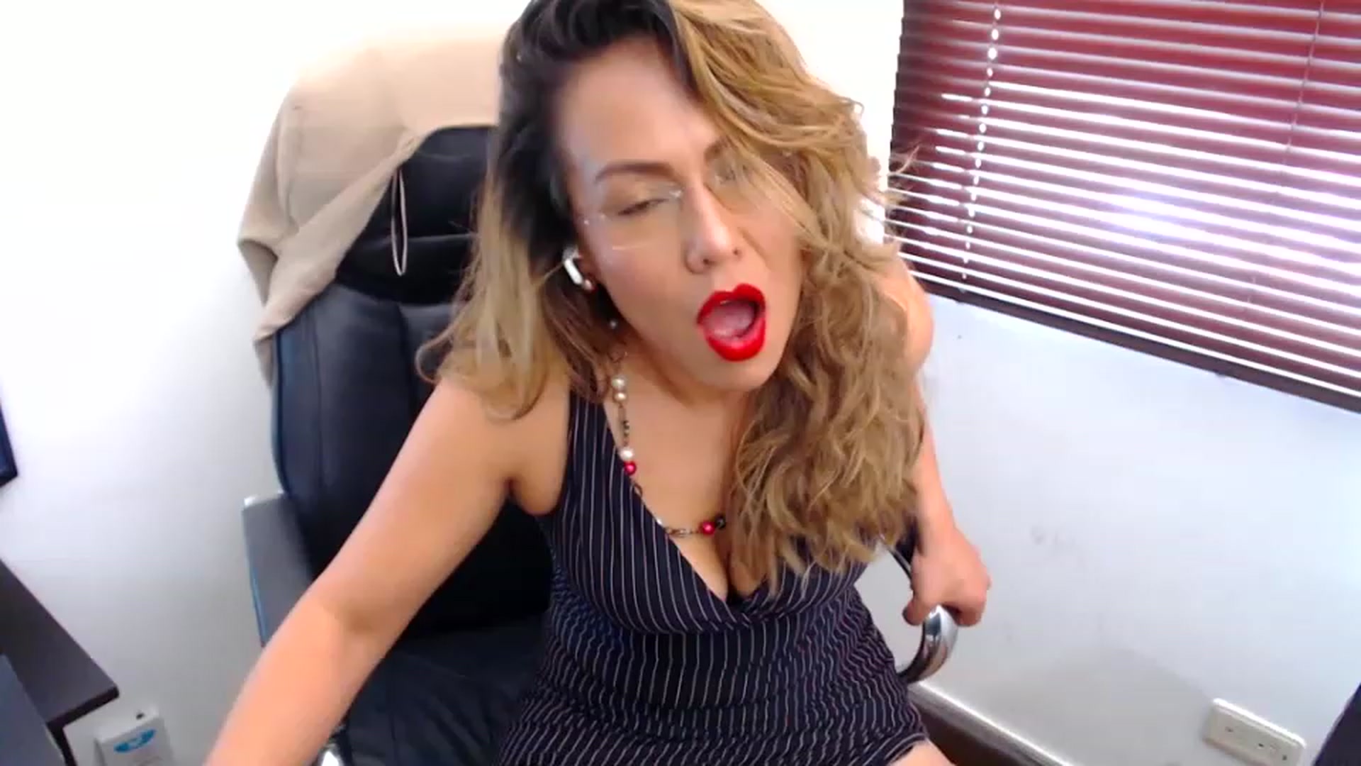 Gallery image thumbnail from office_secret's myfreecams stream on, 04/07/2023, 17:57 image 7 of 20