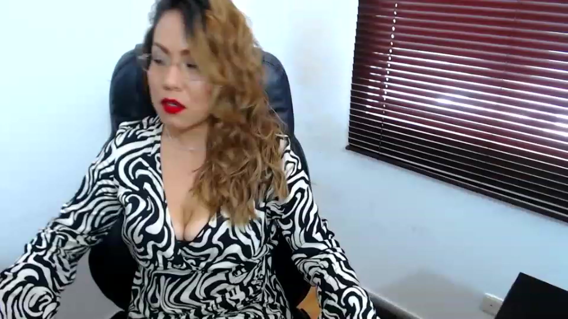 Gallery image thumbnail from office_secret's myfreecams stream on, 04/13/2023, 17:30 image 6 of 20