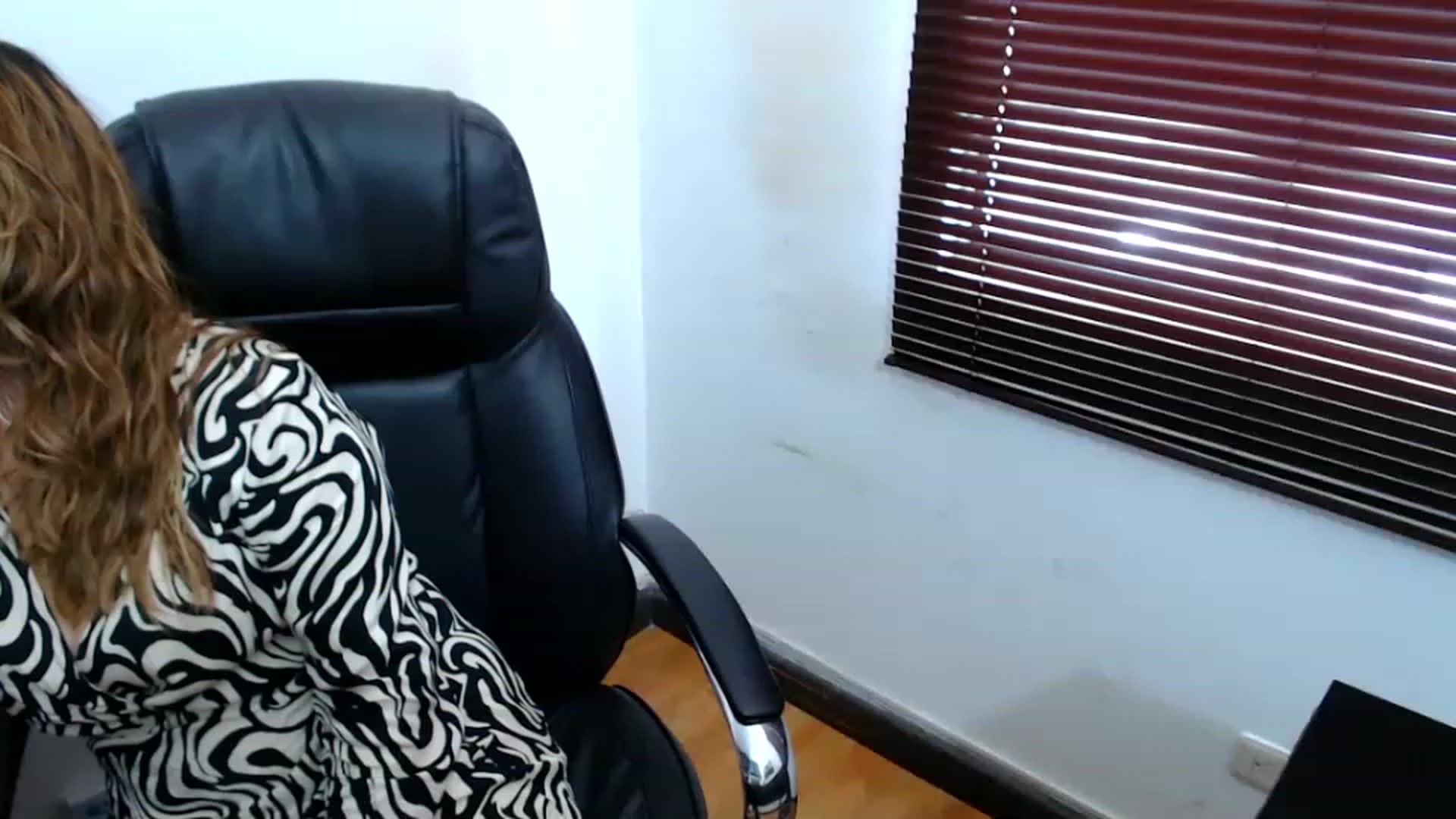 Gallery image thumbnail from office_secret's myfreecams stream on, 04/13/2023, 17:30 image 17 of 20
