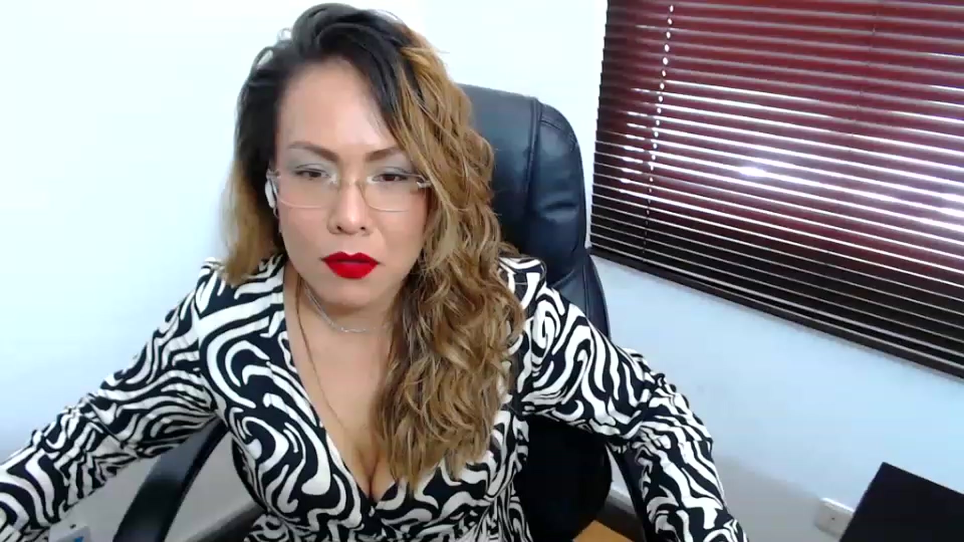 Gallery image thumbnail from office_secret's myfreecams stream on, 04/13/2023, 17:30 image 14 of 20